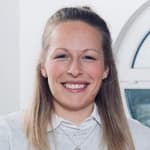 Lächelnde Dame mit blonden, langen Haaren