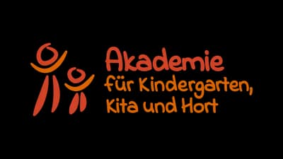 Logo mit Schriftzug "Akademie für Kindergarten, Kita und Hort" und orange-roten, stilisierten Figuren.
