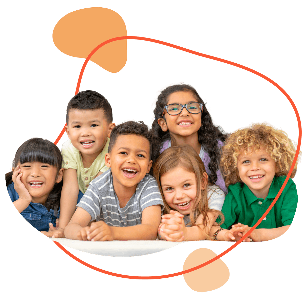 Eine Gruppe aus 6 Kindern liegt auf dem Boden und blickt freundlich und glücklich Richtung Kamera.