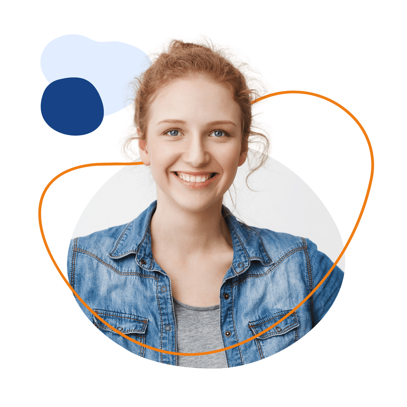 Lächelnde junge Erzieherin trägt eine Jeansjacke und blickt freundlich in die Kamera.