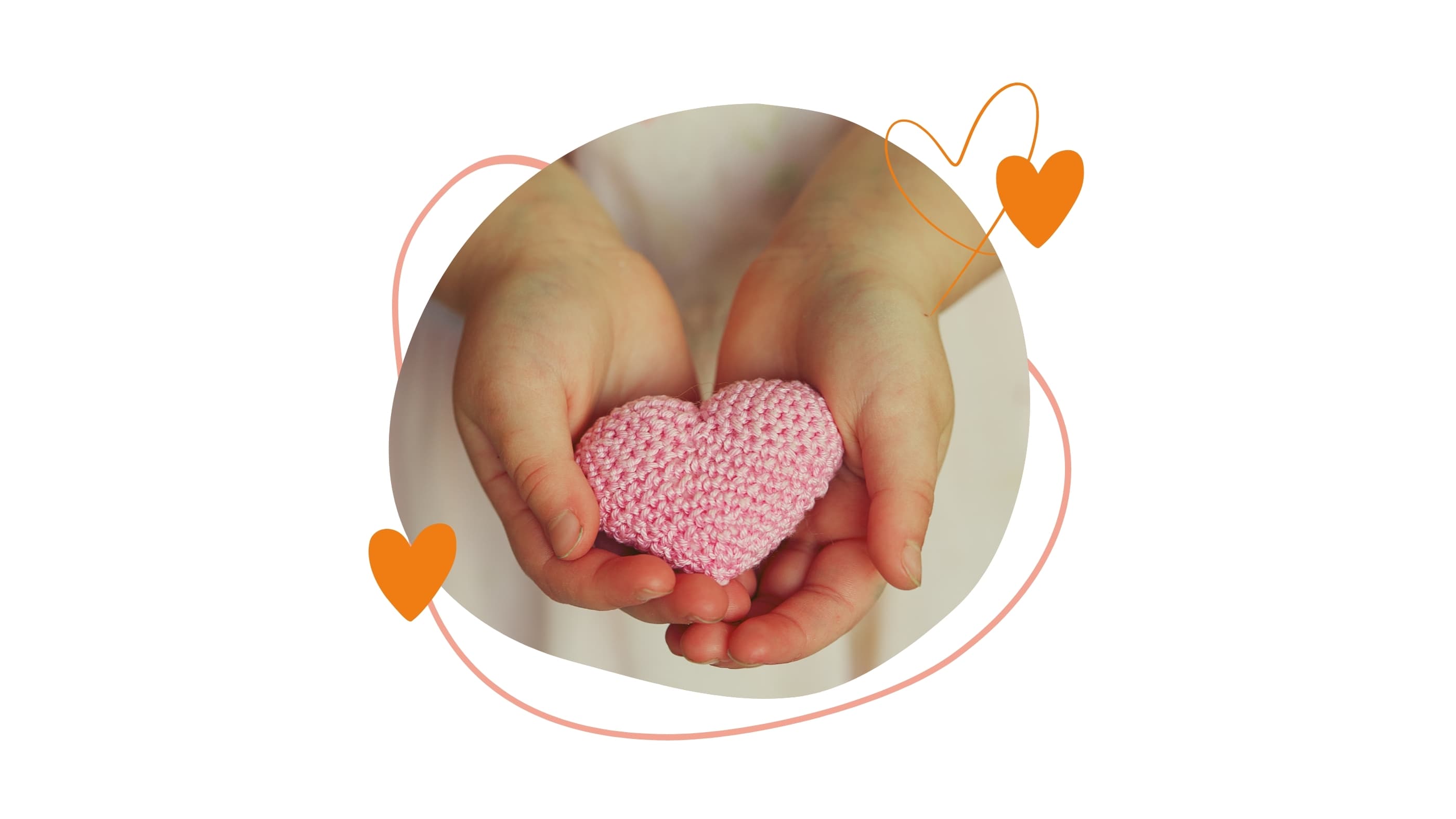 Kinderhände halten behutsam ein rosa gehäkeltes Herz.