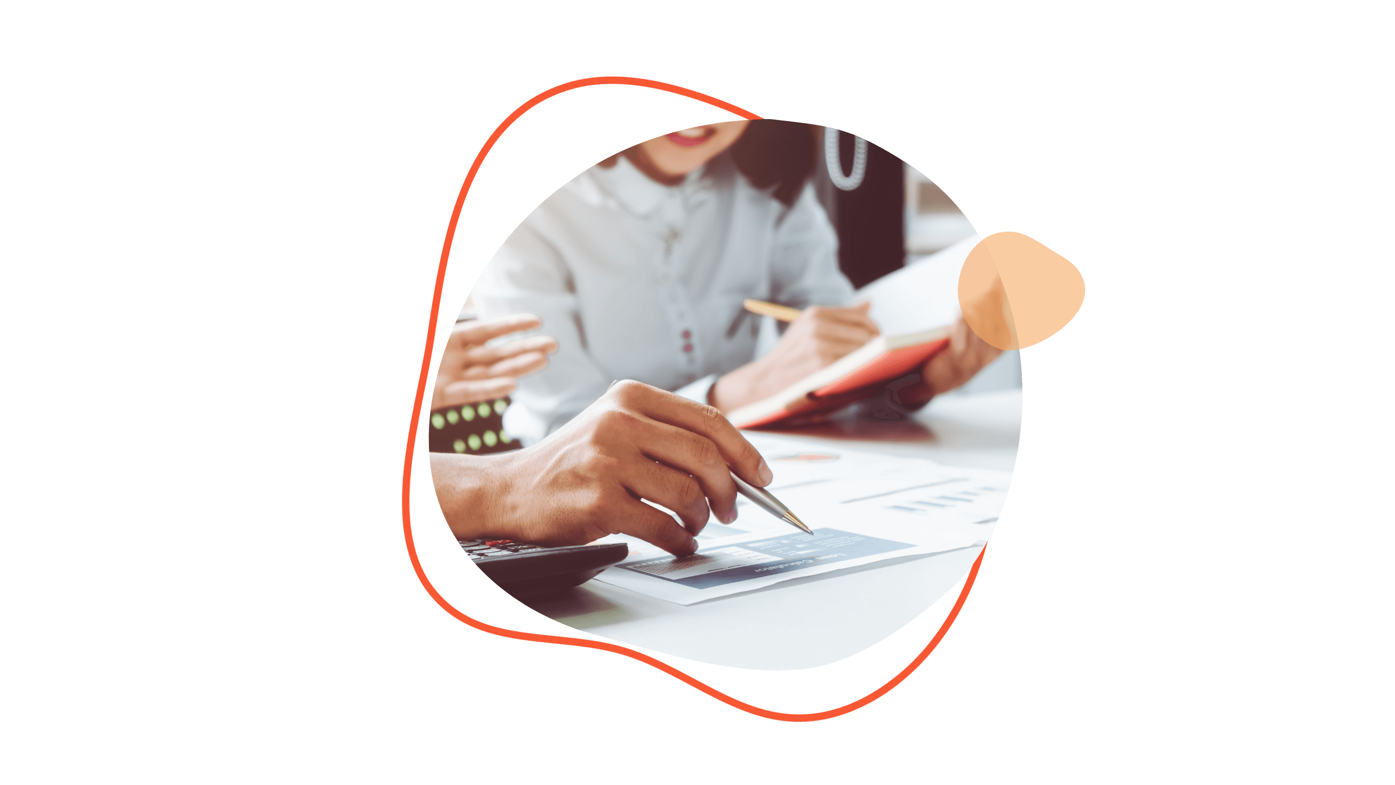 Nahaufnahme von Händen mit einem Stift über Dokumenten; zwei Personen befinden sich in einer Besprechung und diskutieren Daten und Notizen.