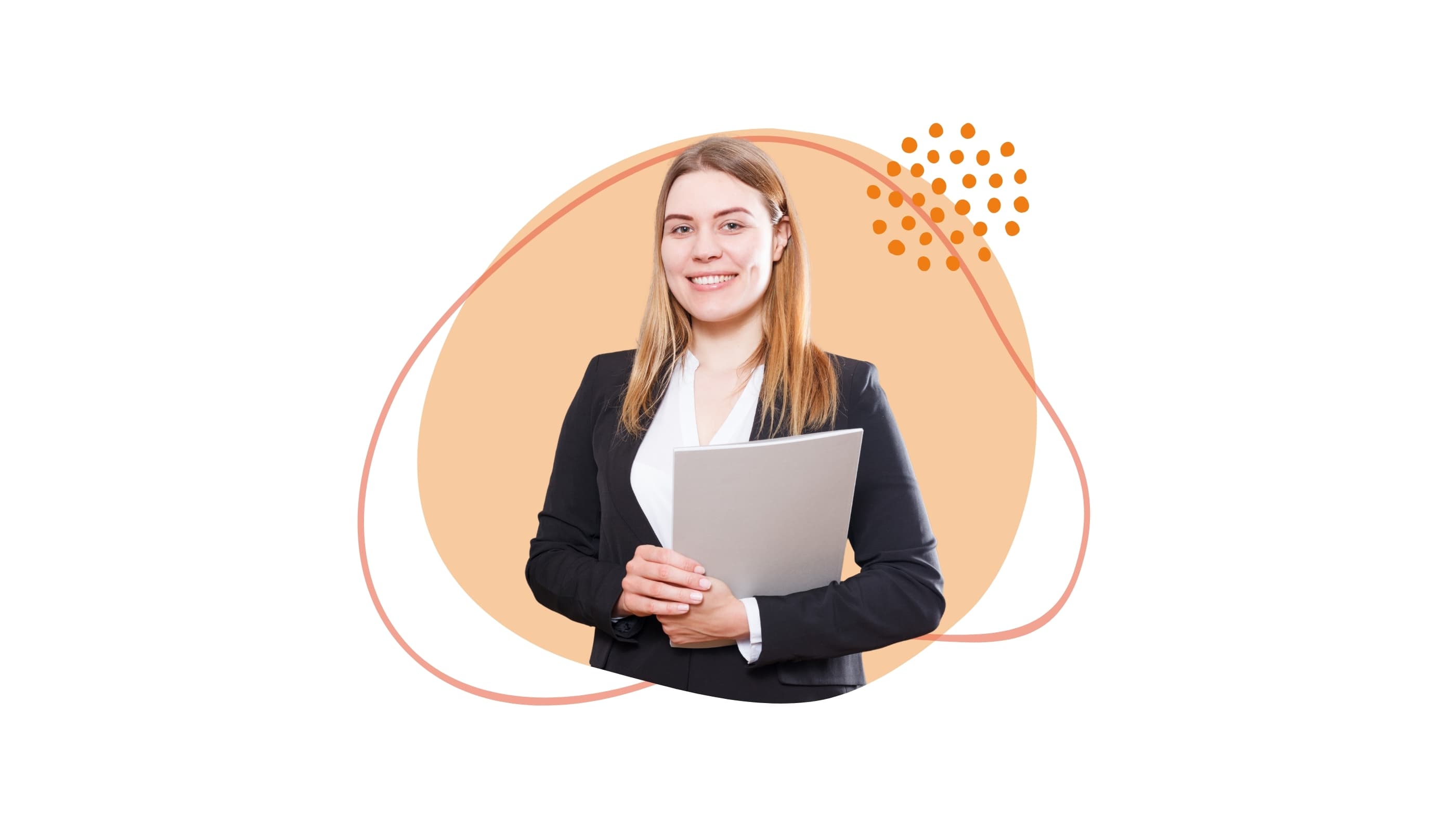 Junge, blonde Kita-Leiterin in Businessoutfit mit weißer Bluse und schwarzem Blazer hält eine Mappe und lächelt selbstbewusst in die Kamera.