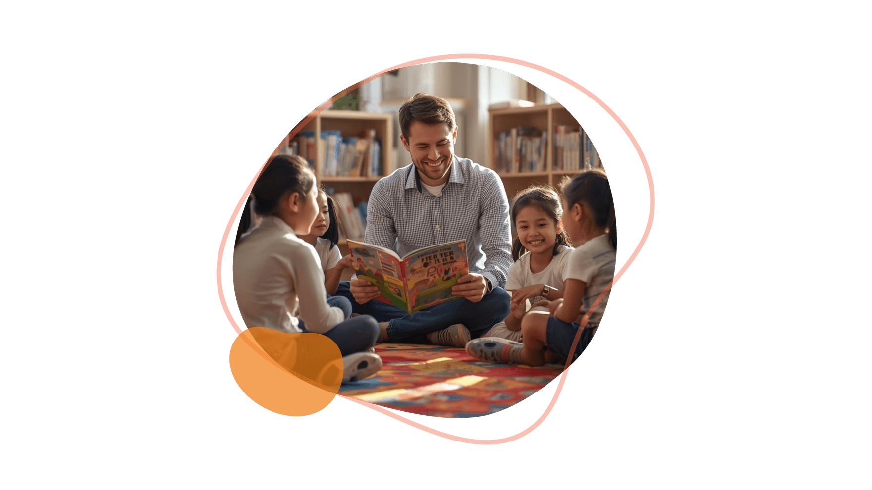 Ein Erzieher liest vier Kindern, die auf einem gemusterten Teppich sitzen, aus einem bunten Buch vor.