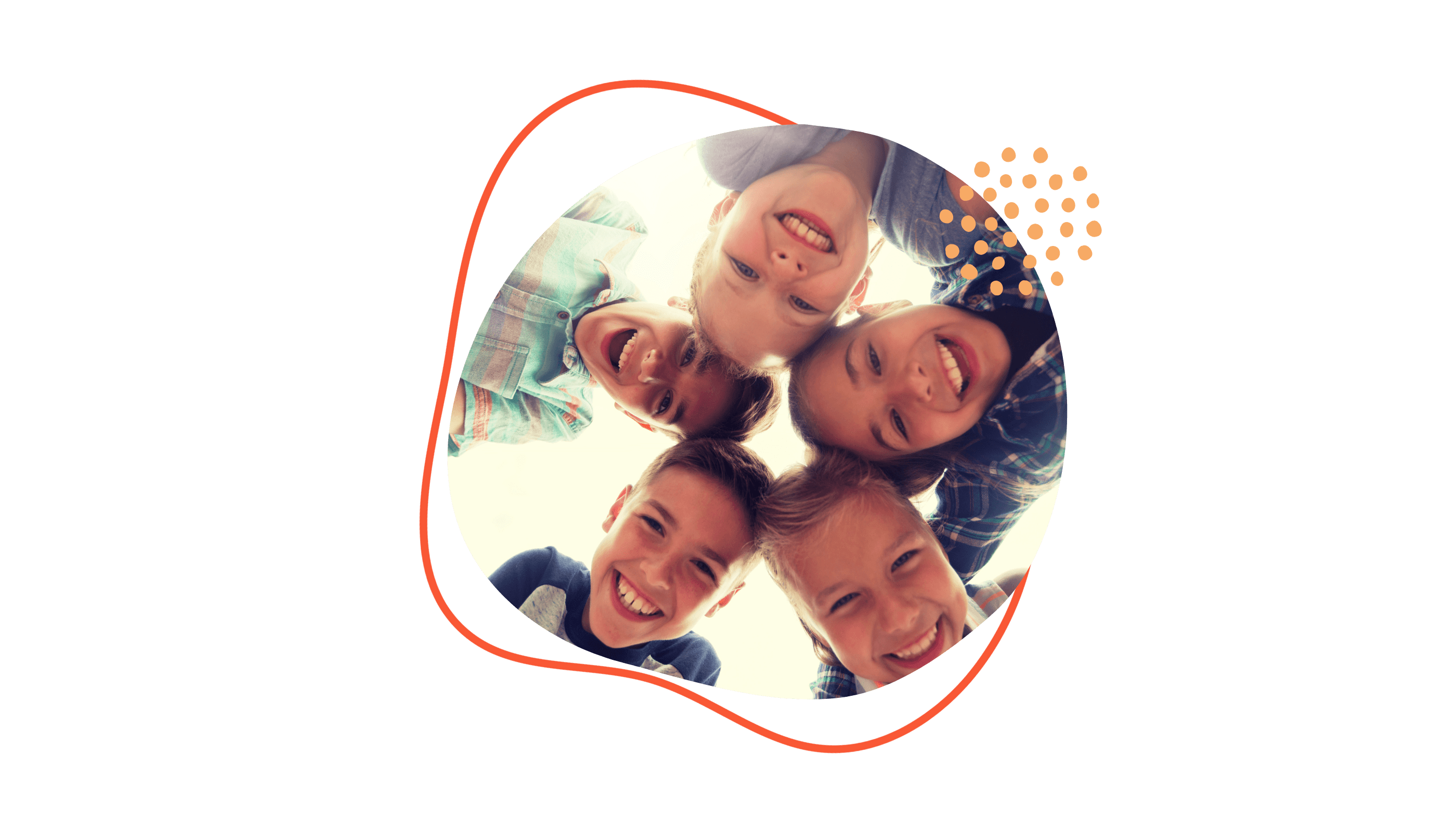 Fünf Kinder stehen im Kreis und beugen sich lachend über die Kamera.