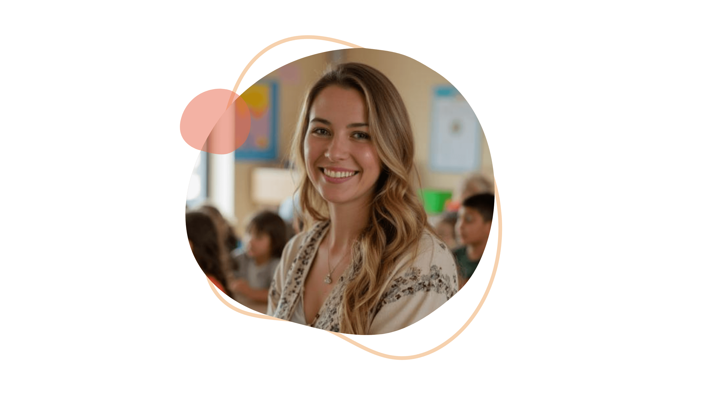 Eine lächelnde Erzieherin mit langen Haaren, die eine geblümte Bluse trägt, in einem Klassenzimmer.