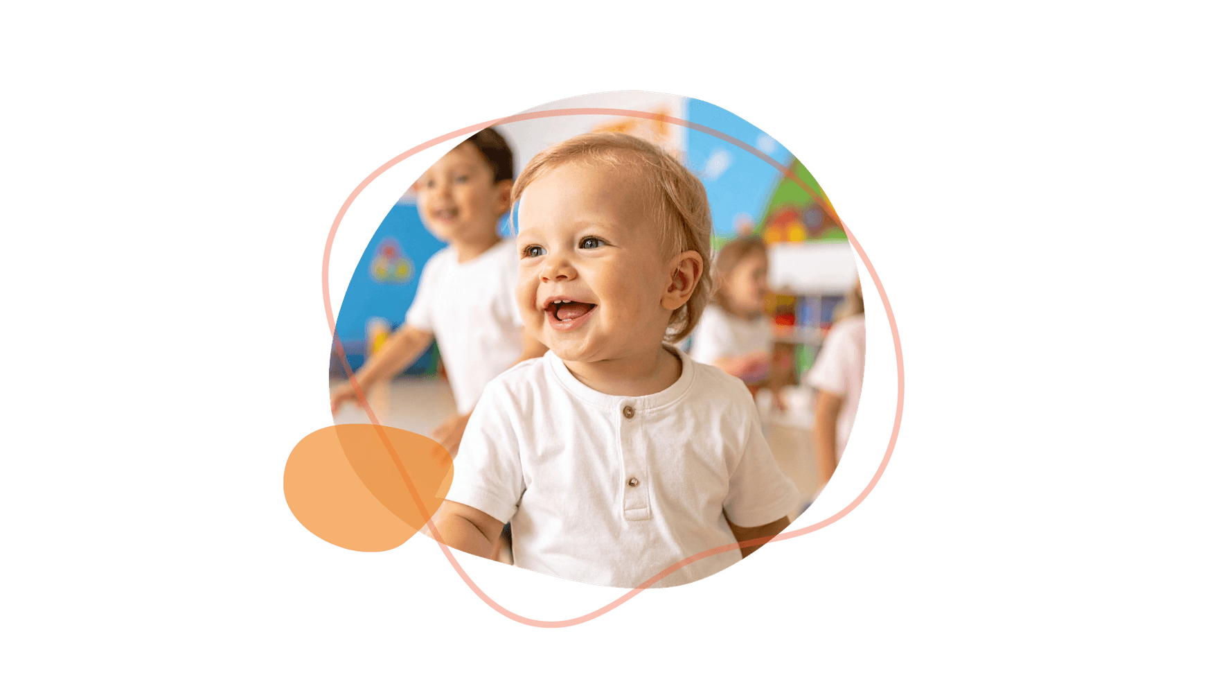 Lächelndes Kleinkind in weißem Hemd, umgeben von bunter Spielzimmer-Dekoration, mit anderen spielenden Kindern im Hintergrund.