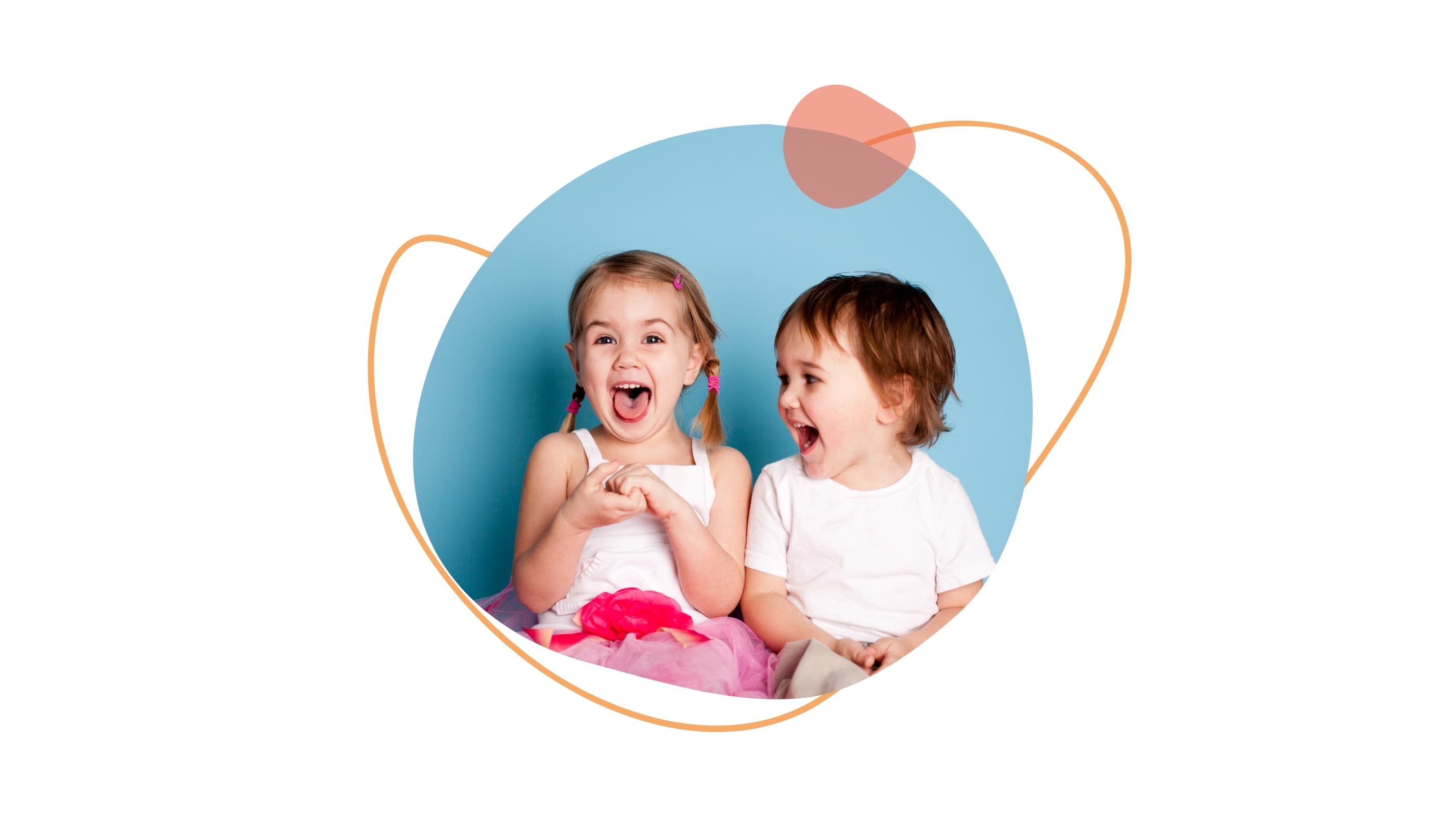 Zwei fröhlich lachende Kinder sitzen nebeneinander vor blauem Hintergrund.