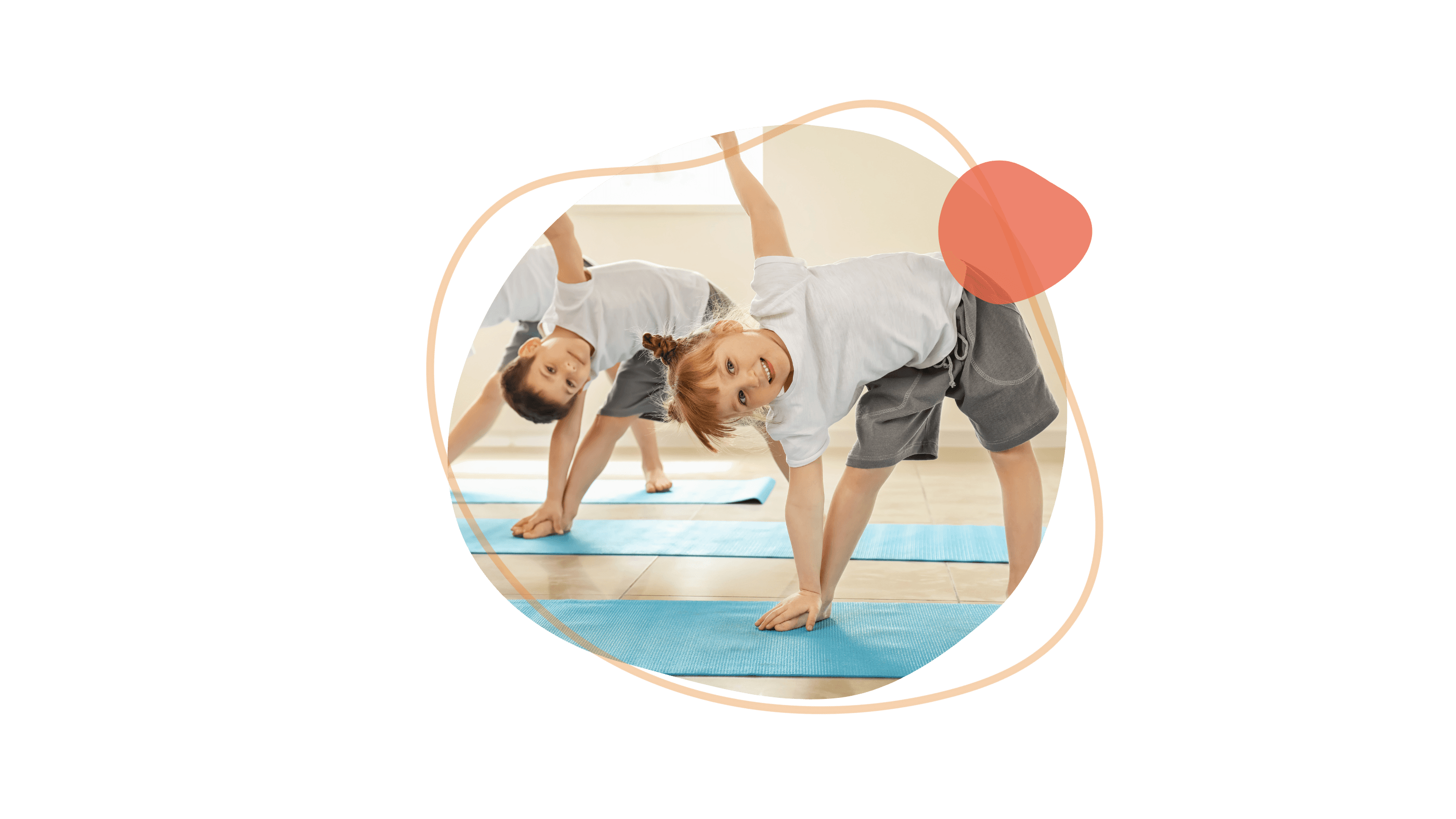 Zwei Kinder machen Yogaübungen auf blauen Matten im Kindergarten.
