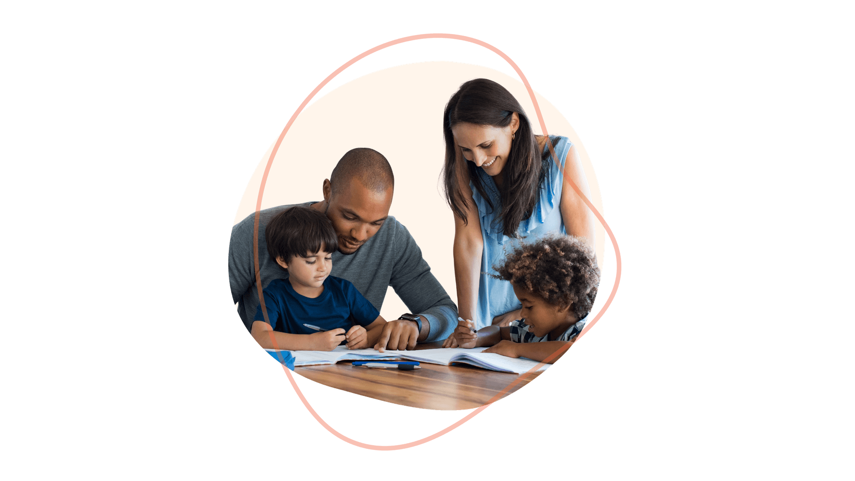 Eltern helfen zwei Kindern beim Lernen am Tisch – Symbol für interkulturelle Elternarbeit.