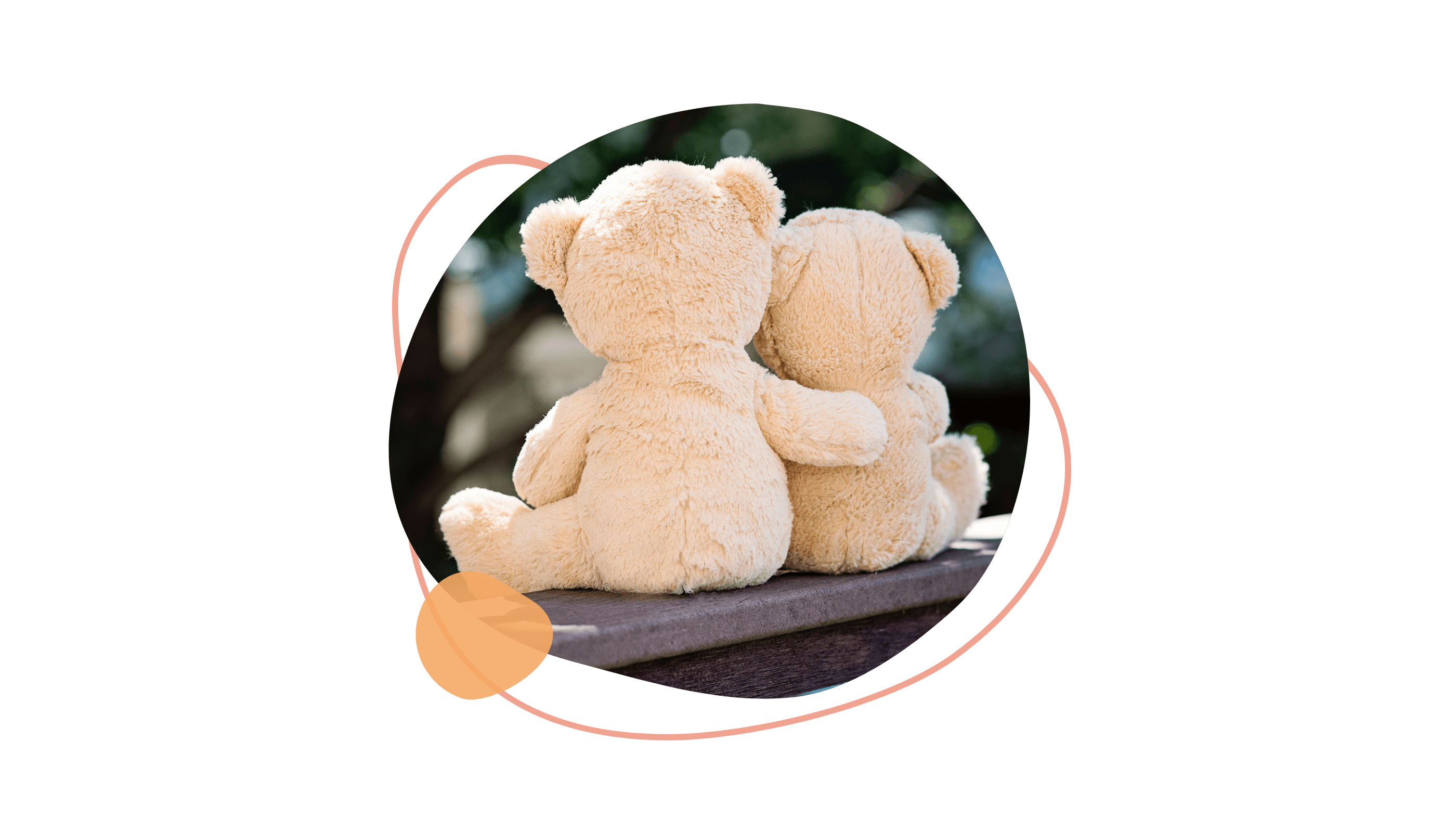 Zwei Teddybären umarmen sich.