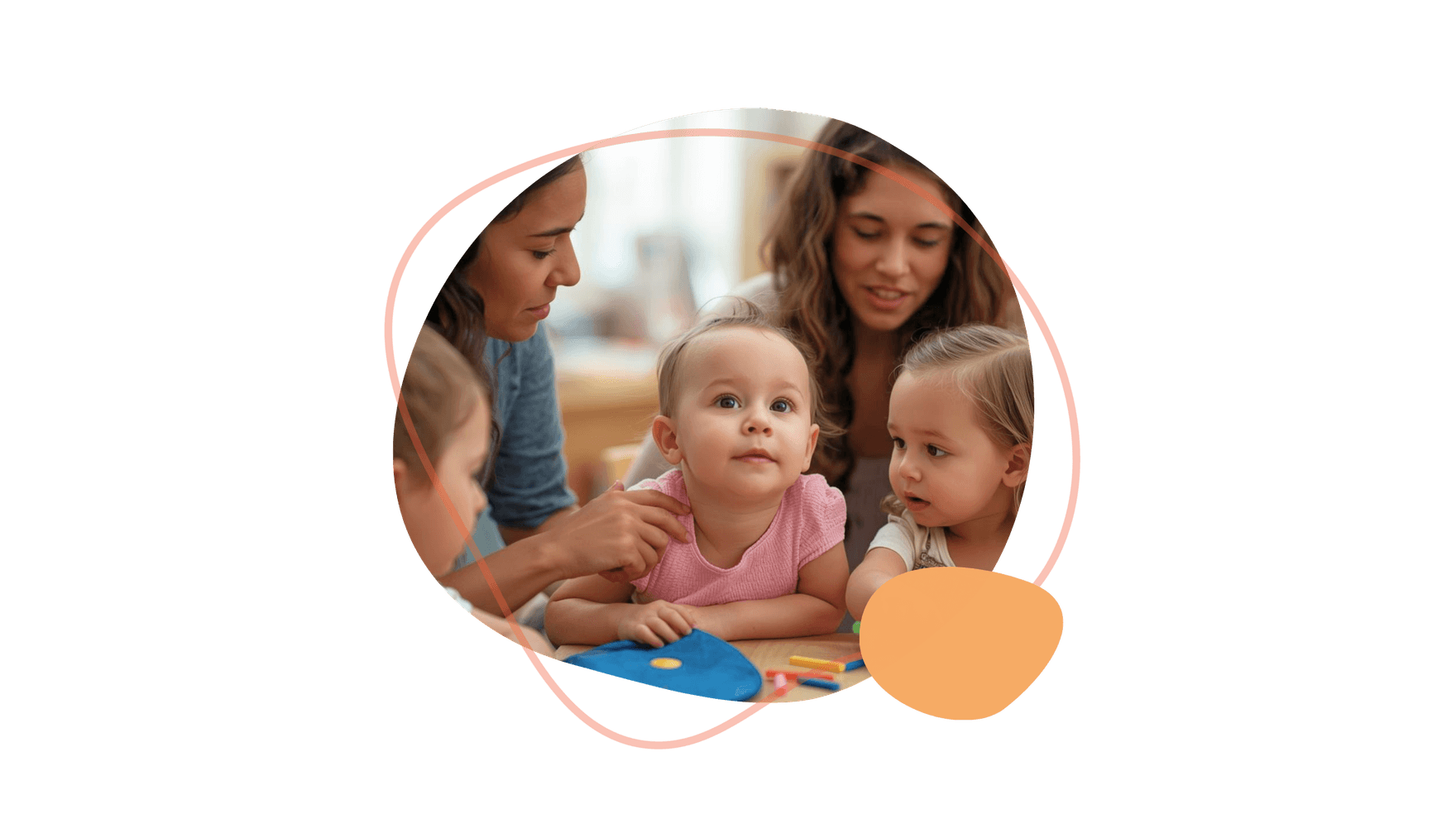 Kleinkinder mit Betreuungspersonen, die an einem Tisch einer Beschäftigung nachgehen. Die Kinder wirken neugierig und konzentriert.