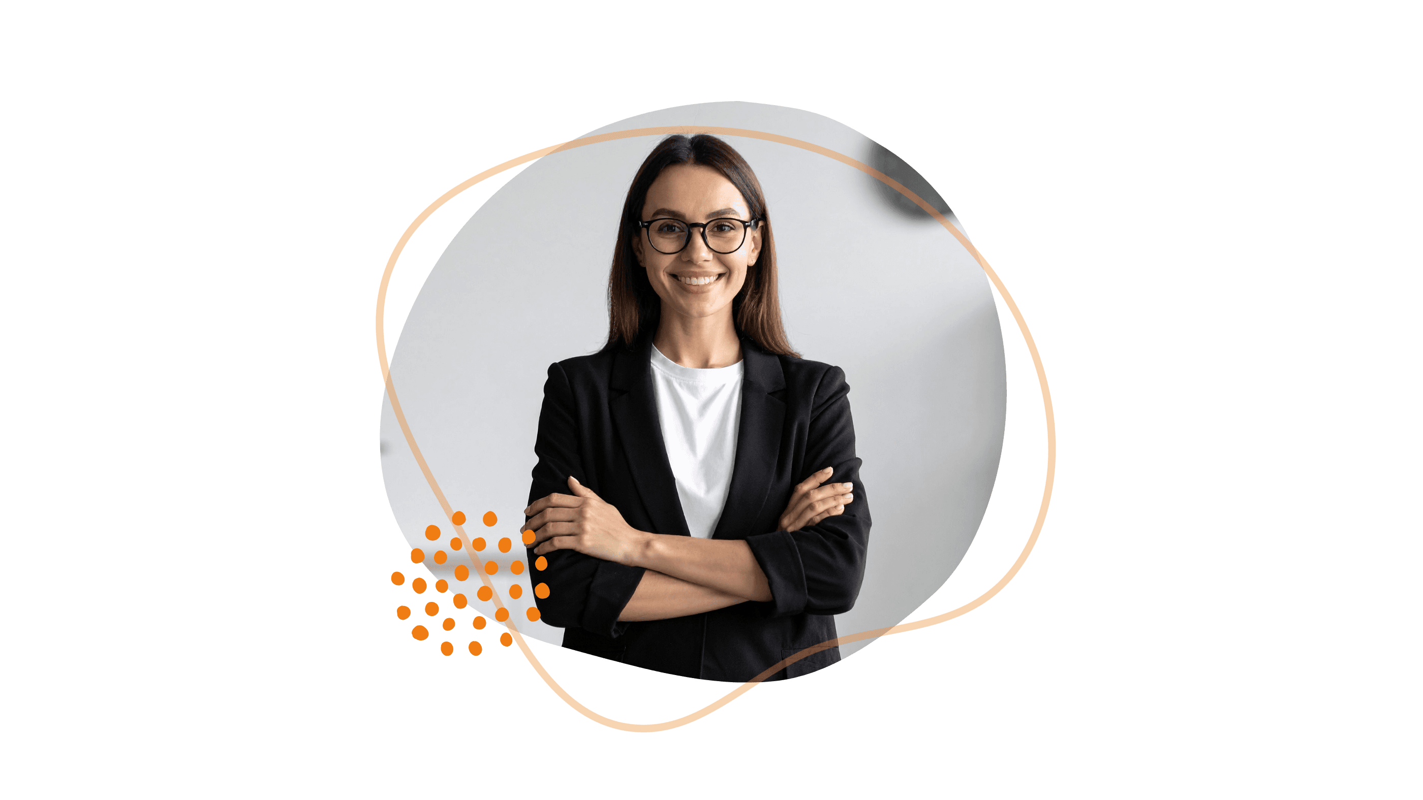 Eine lächelnde Frau in einem schwarzen Blazer und mit Brille, die Arme verschränkt, steht selbstbewusst vor einem weißen Hintergrund mit einem orangefarbenen abstrakten Rahmen.