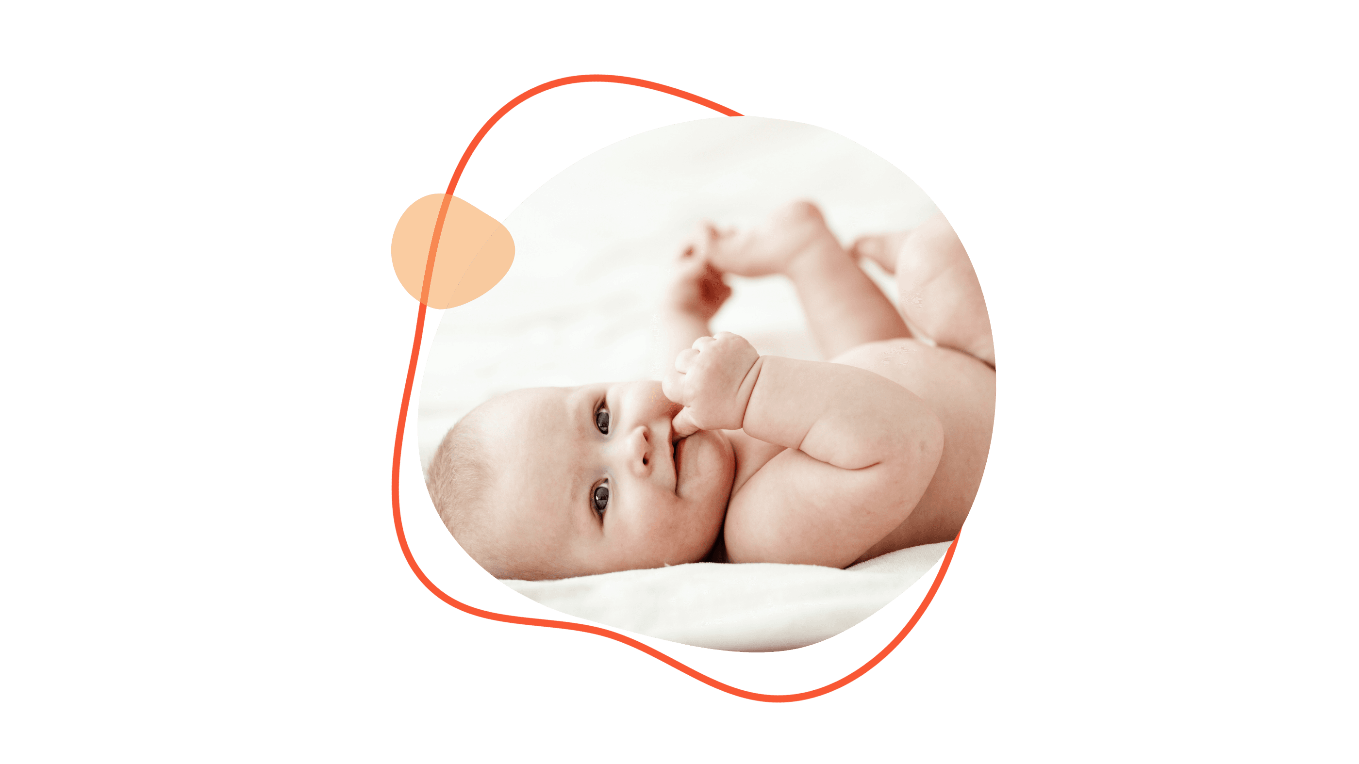 Ein lächelndes Baby liegt auf einer weichen, weißen Unterlage und nuckelt spielerisch an Fingern, umrahmt von einer abstrakten, rot-orangenen Form.