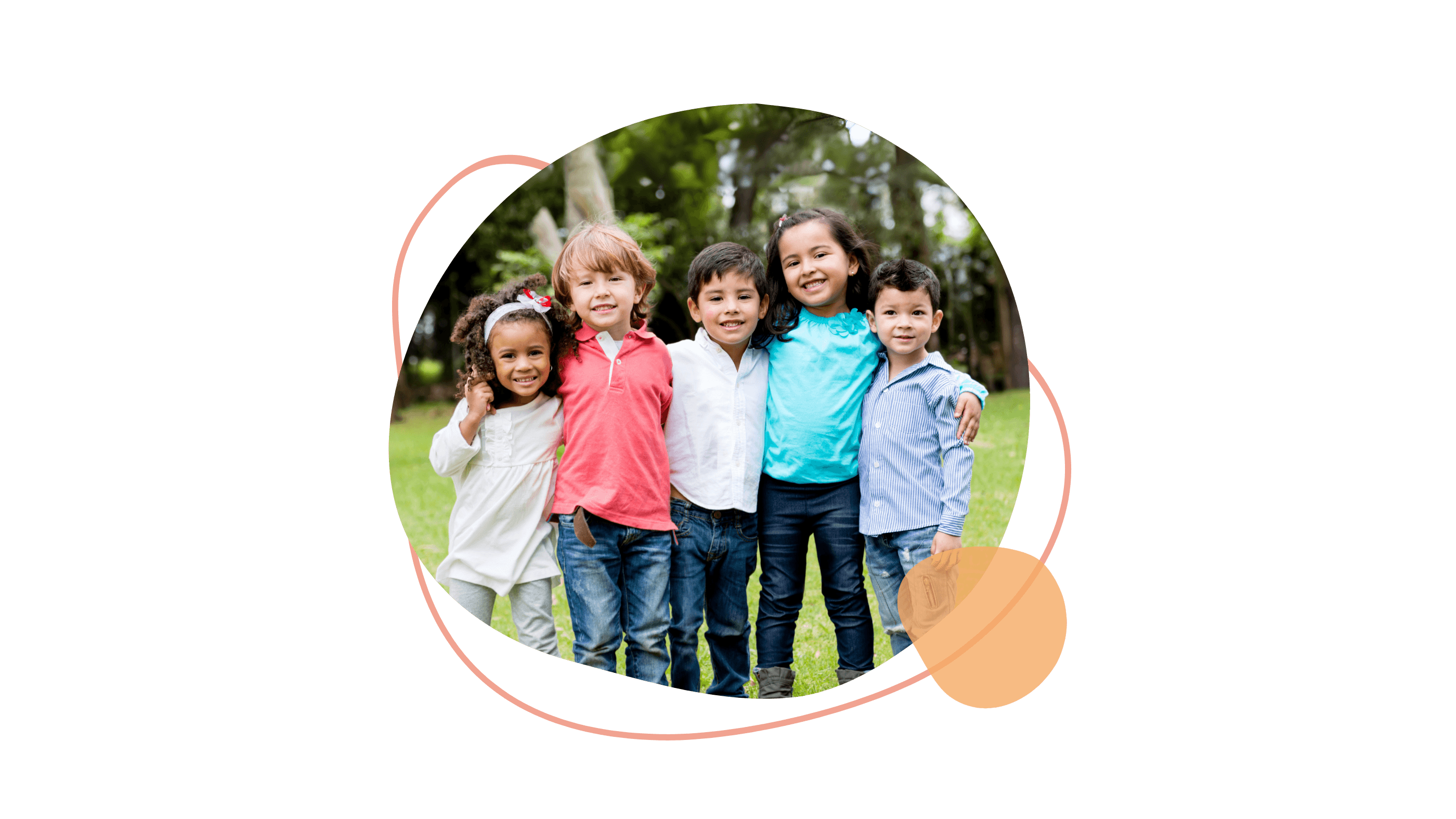Glückliche Kindergruppe im Freien: Fünf Kinder stehen Arm in Arm auf einer Wiese mit Bäumen im Hintergrund. (