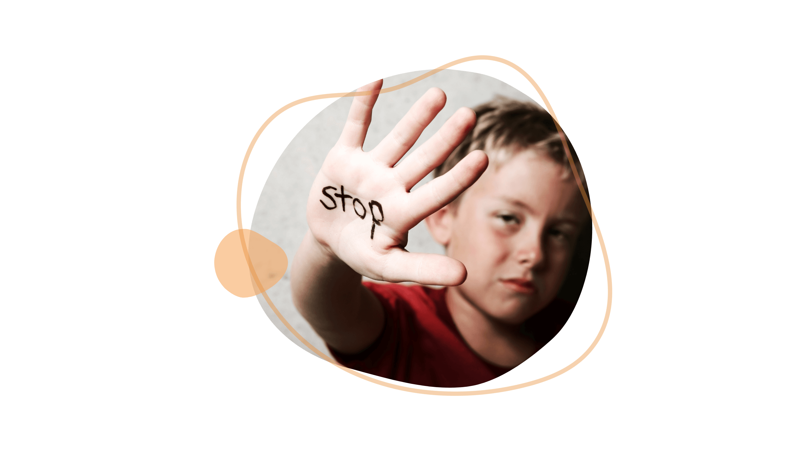 Ein Kind in einem roten Hemd hält ernst blickend eine Hand mit der Aufschrift „Stopp“ auf der Handfläche hoch. Orangefarbene, abstrakte Formen überlagern das Bild.