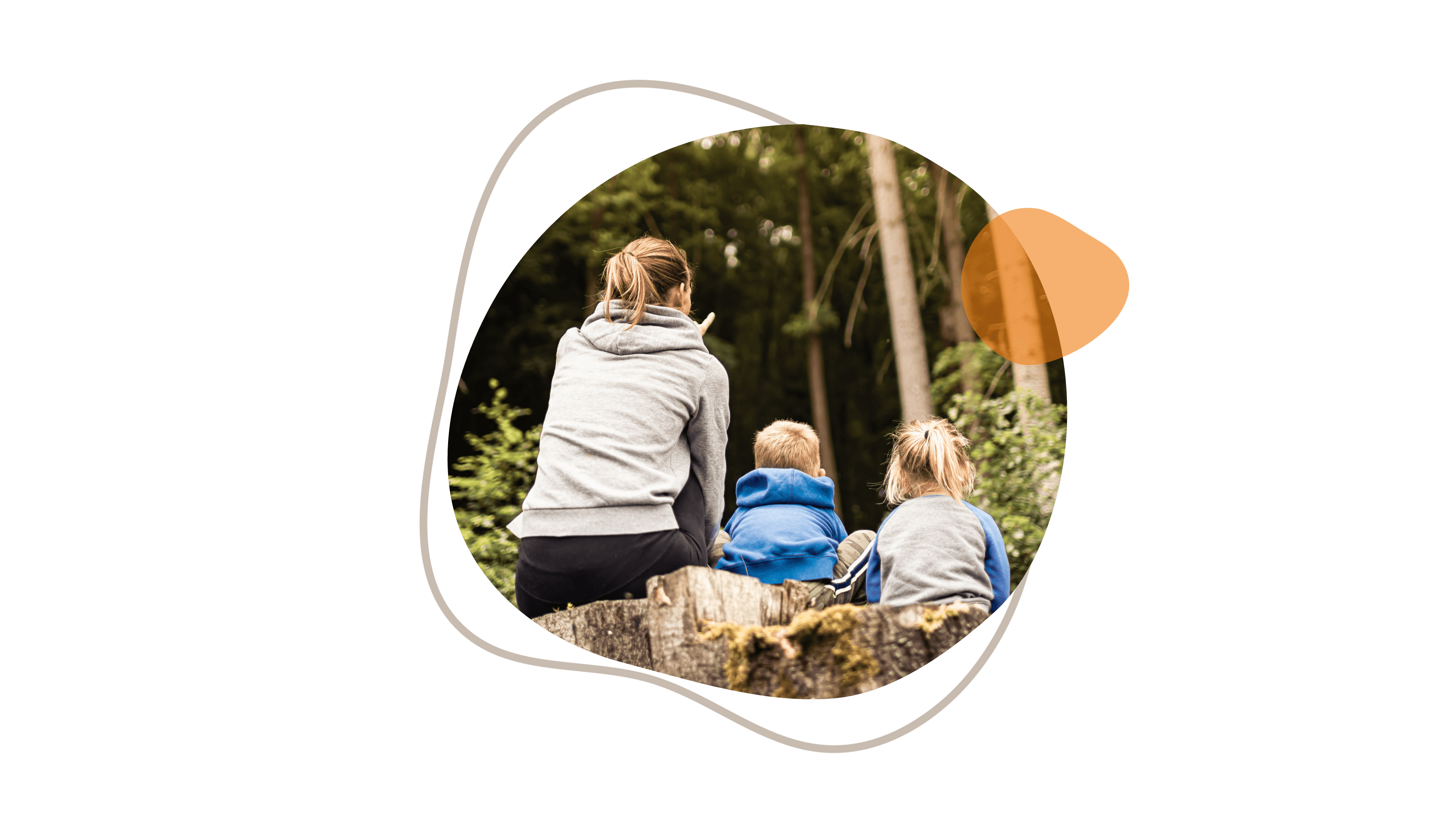 Erwachsene mit zwei Kindern von hinten fotografiert auf einem Baumstumpf sitzend, umgeben von Wald.