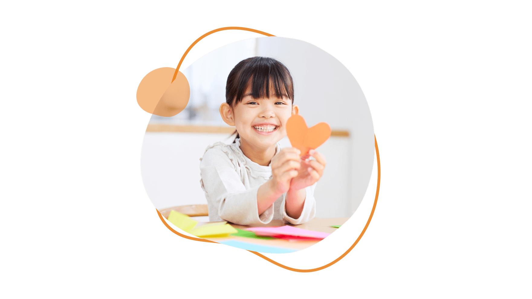 Ein lächelndes Kind hält ein orangefarbenes, herzförmiges Papier, umgeben von bunten Blättern in einem kreisförmigen Muster mit orangefarbenen Akzenten.