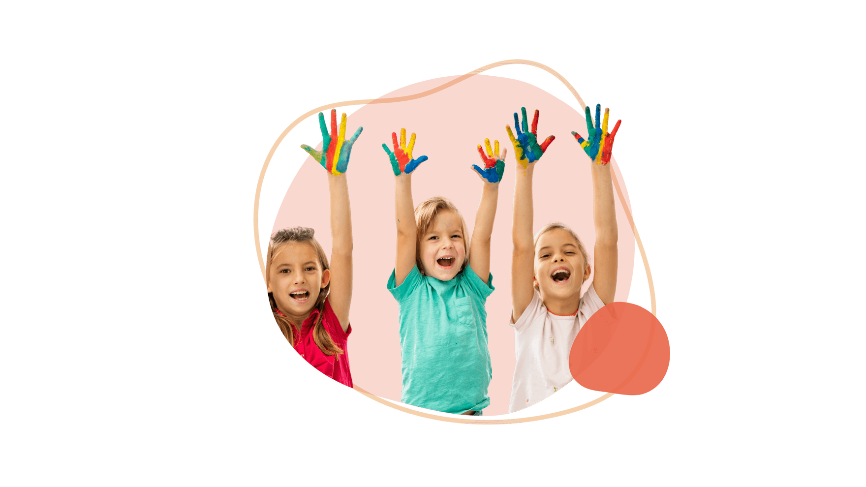 Drei Kinder mit bunt bemalten Händen lachen und strecken die Arme nach oben.