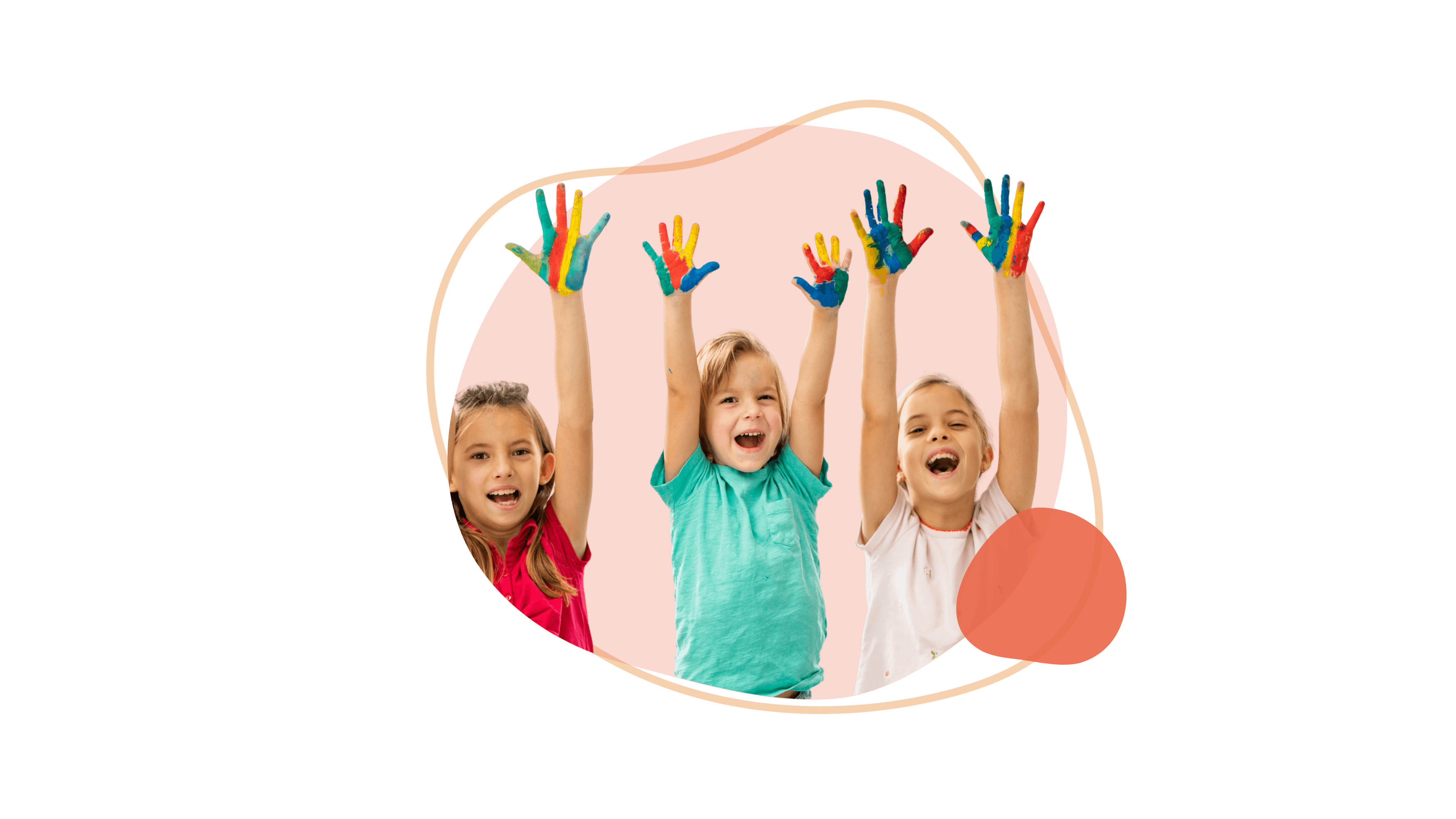 Drei Kinder mit bunt bemalten Händen lachen und strecken die Arme nach oben.