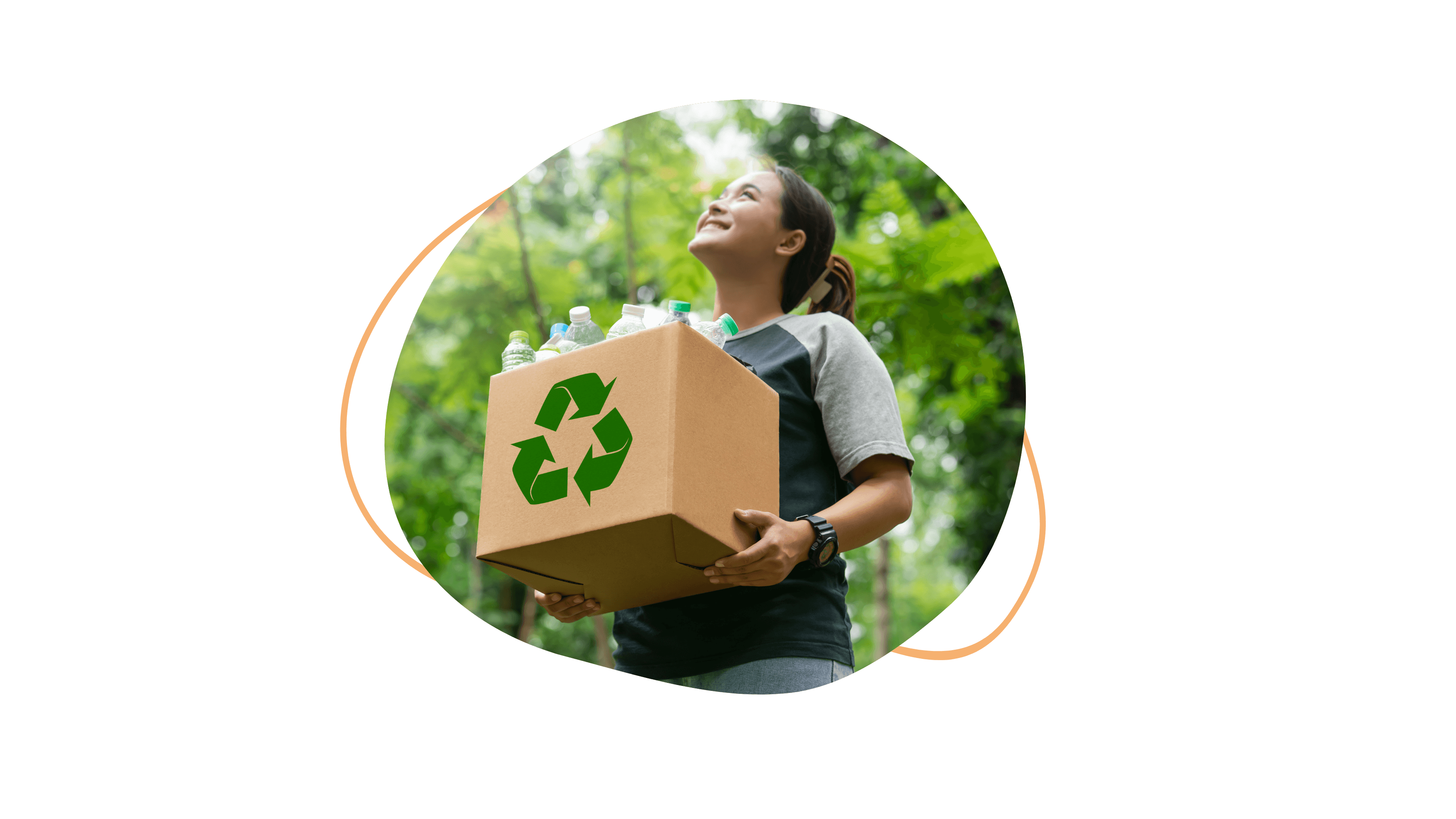 Mädchen mit Karton voller Flaschen, auf dem ein Recycling-Zeichen ist.