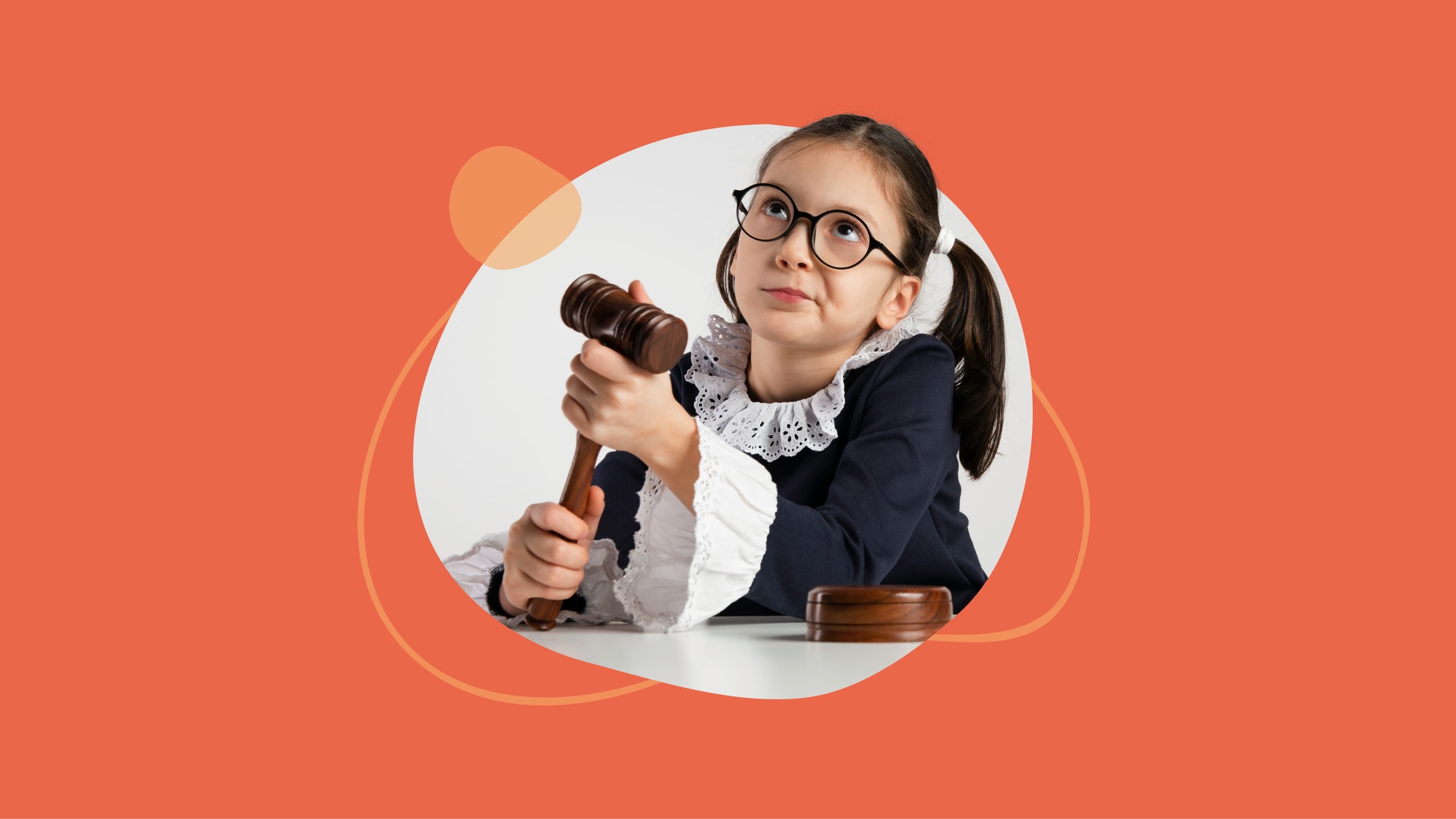 Kleines Mädchen mit Brille und braunen Haaren sitzt an einem Tisch mit einem Richterhammer.