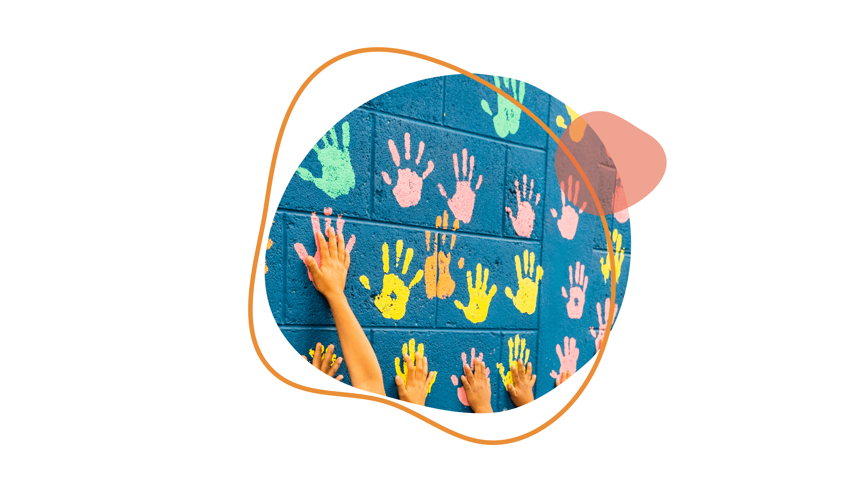 Mehrere Kinderhände berühren eine blaue Mauer mit bunten Handabdrücken.