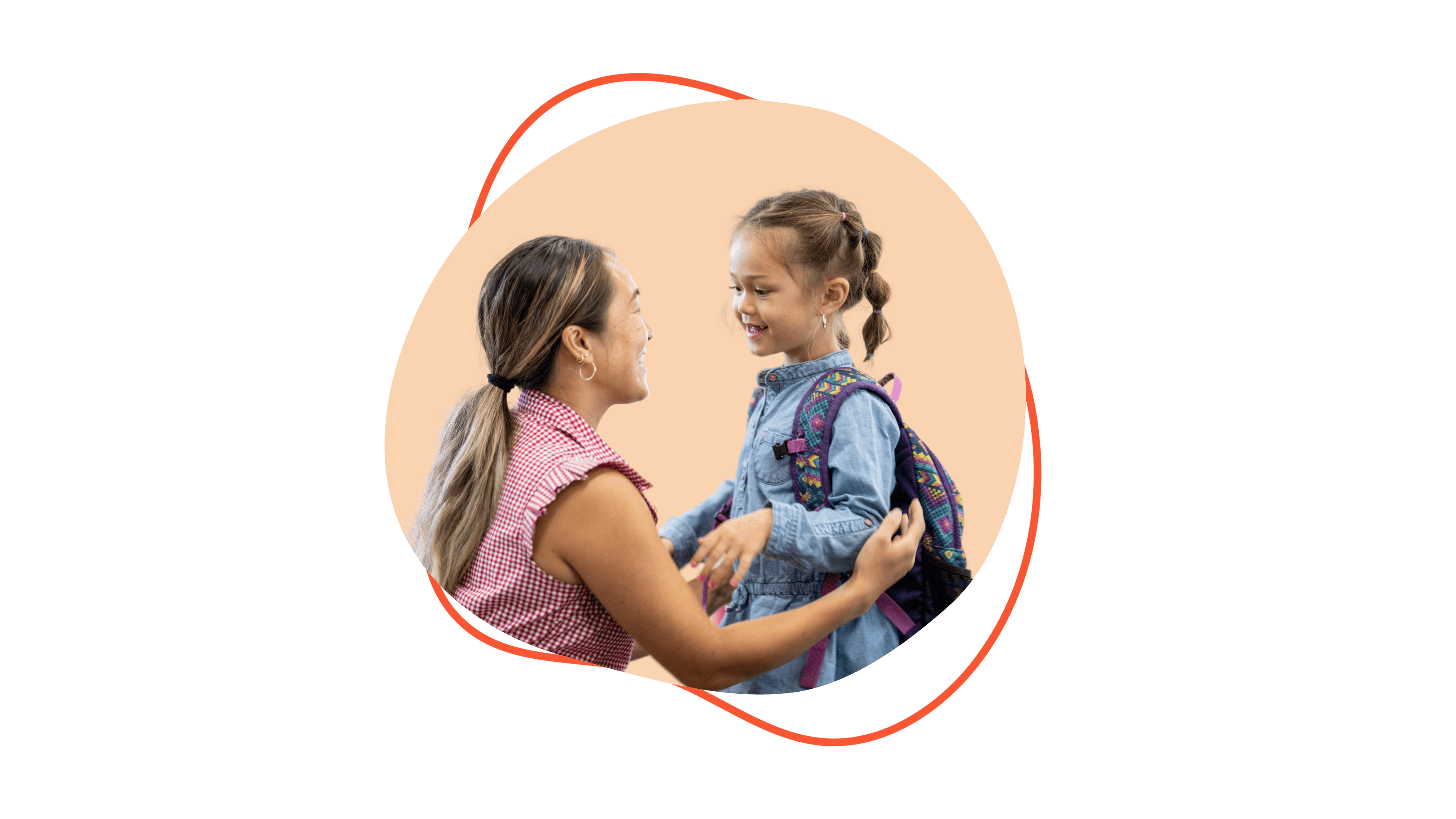 Erzieherin begleitet ein lächelndes Kita-Kind mit Rucksack beim Übergang zur Schule.
