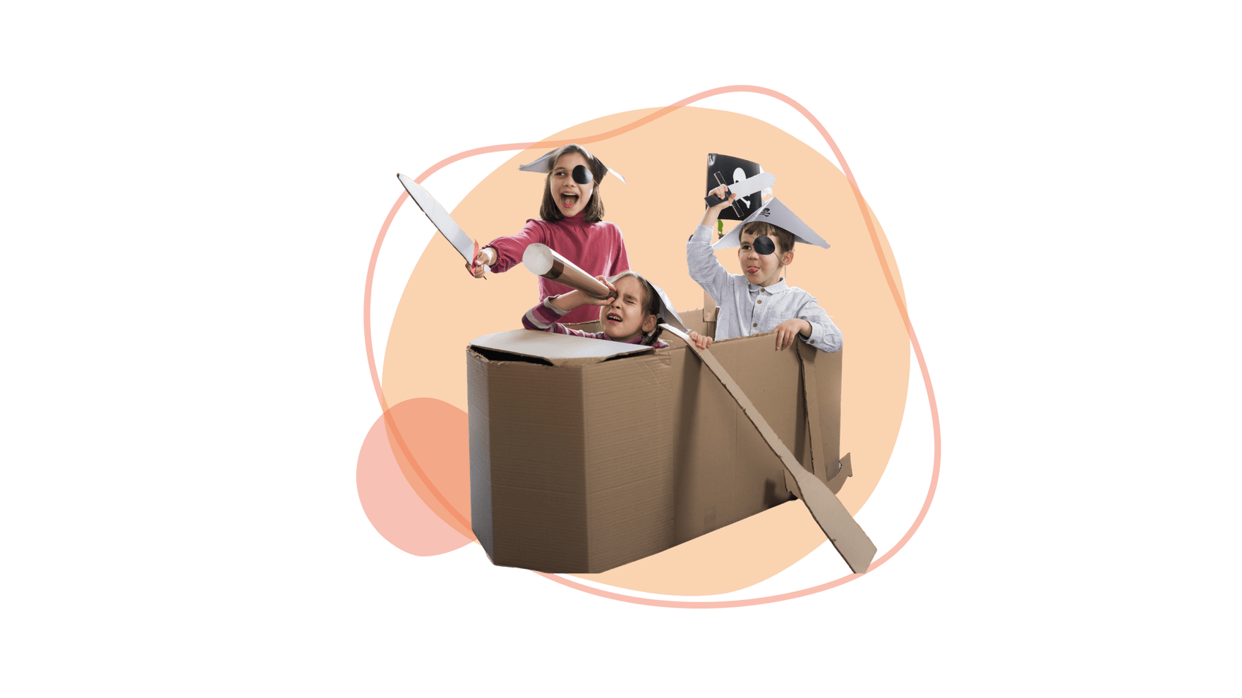 Drei Kinder spielen als Piraten in einem Pappkarton und tragen selbstgebastelte Hüte und Augenklappen.