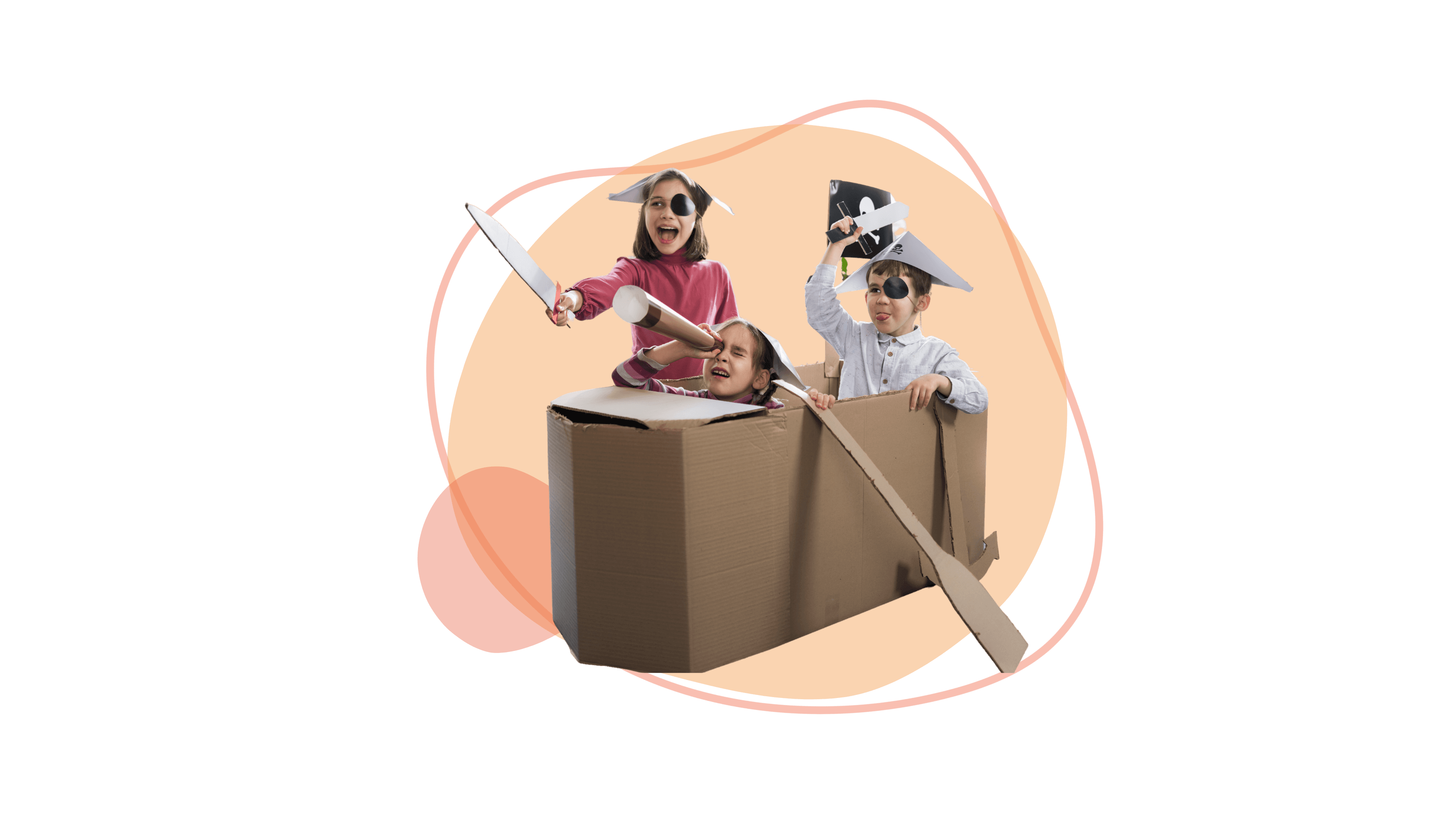 Drei Kinder spielen als Piraten in einem Pappkarton und tragen selbstgebastelte Hüte und Augenklappen.