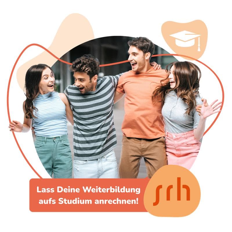 Vier Menschen lächeln und verschränkten die Arme, umgeben von abstrakten Formen. Der Text auf Deutsch lautet: „Lass Deine Weiterbildung aufs Studium anrechnen!“