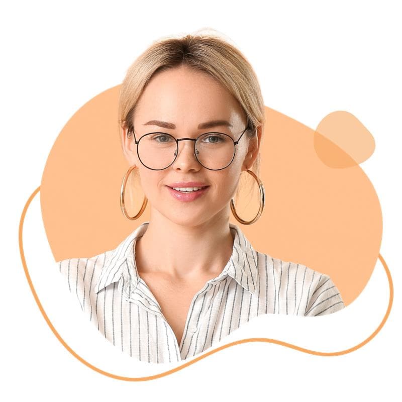 Lächelnde Studentin mit Brille und Creolen, die ein gestreiftes Hemd trägt, vor abstraktem orangefarbenem Hintergrund.