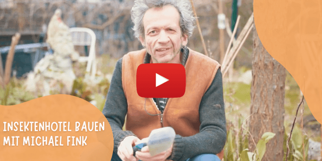 Vorschaubild eines YouTube-Videos mit Michael Fink, der in einem Garten sitzt und Werkzeug in der Hand hält.