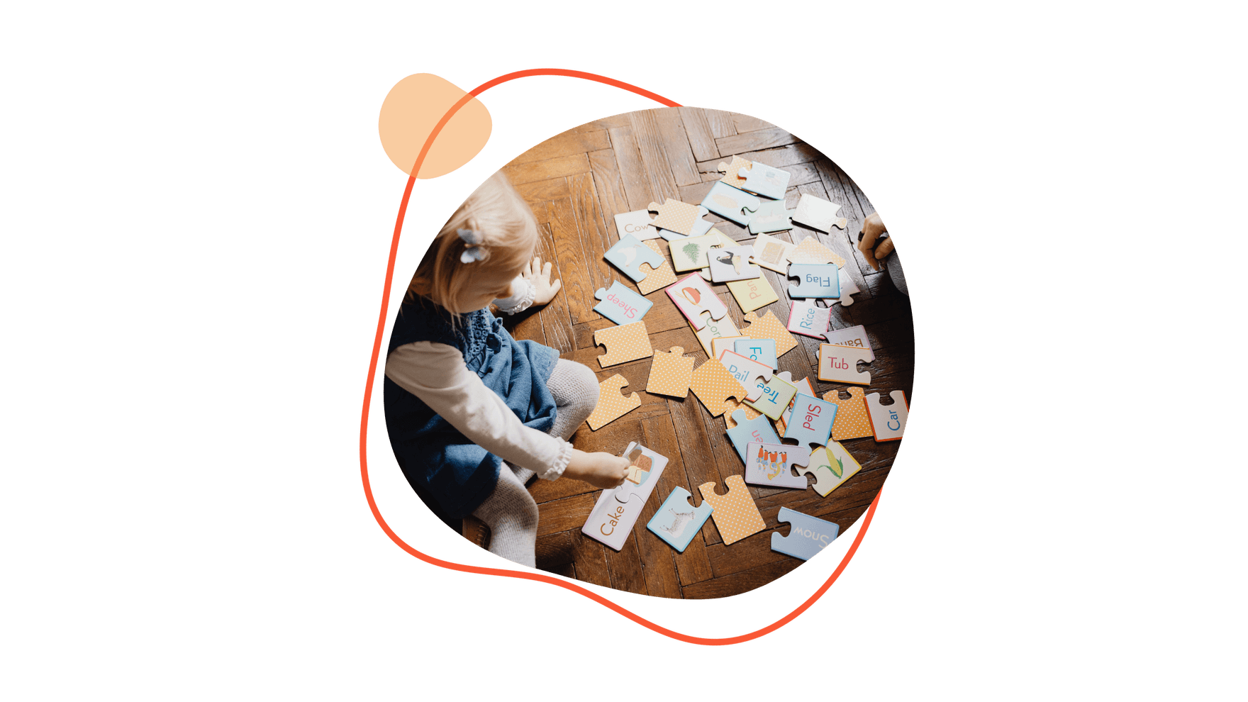 Kind sitzt auf dem Boden und spielt mit bunten Wort-Puzzlekarten.