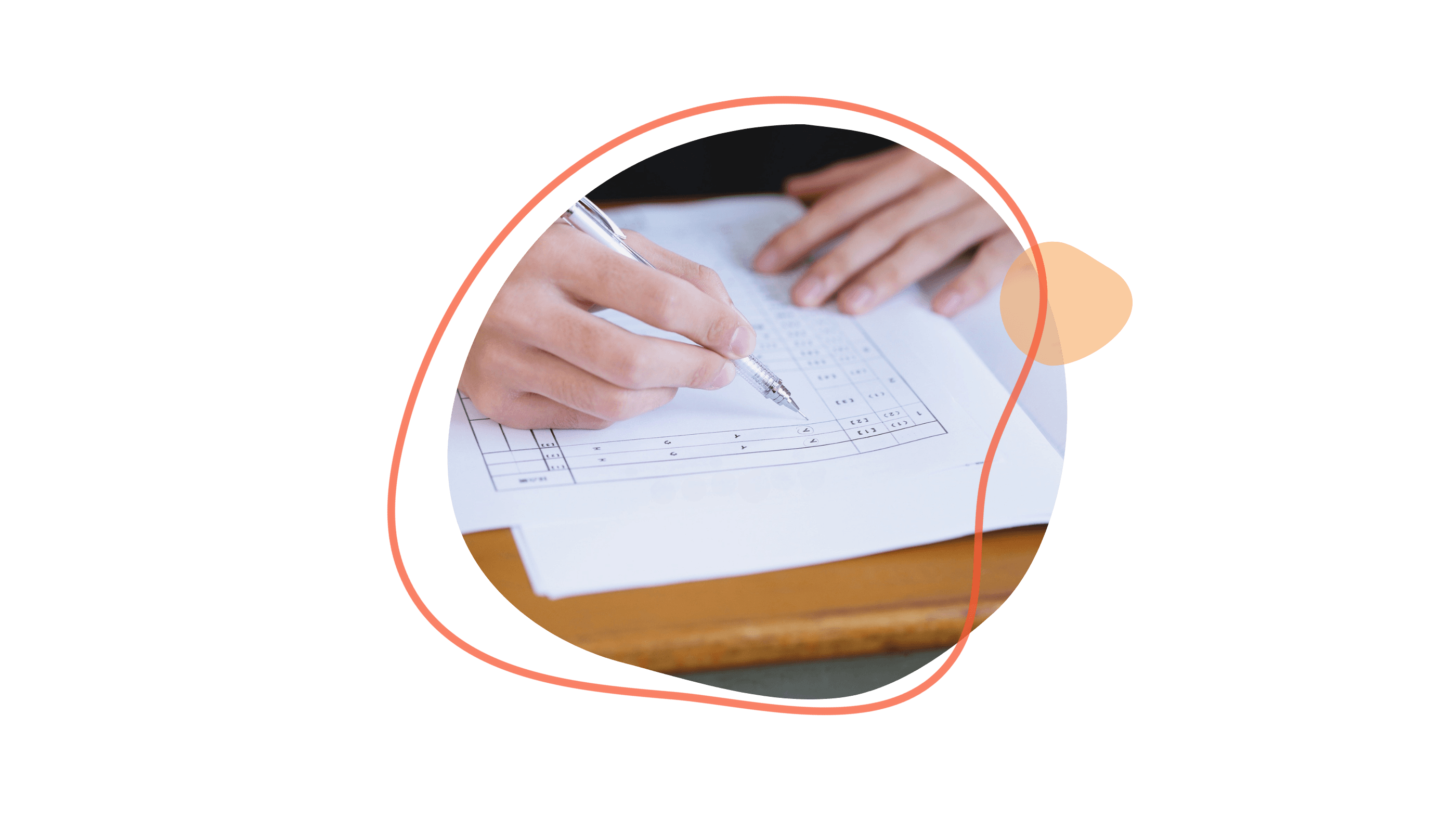 Eine Person füllt einen Multiple-Choice-Test mit einem Stift auf einem Tisch aus und konzentriert sich dabei auf das Markieren der Antworten in einer Tabelle.