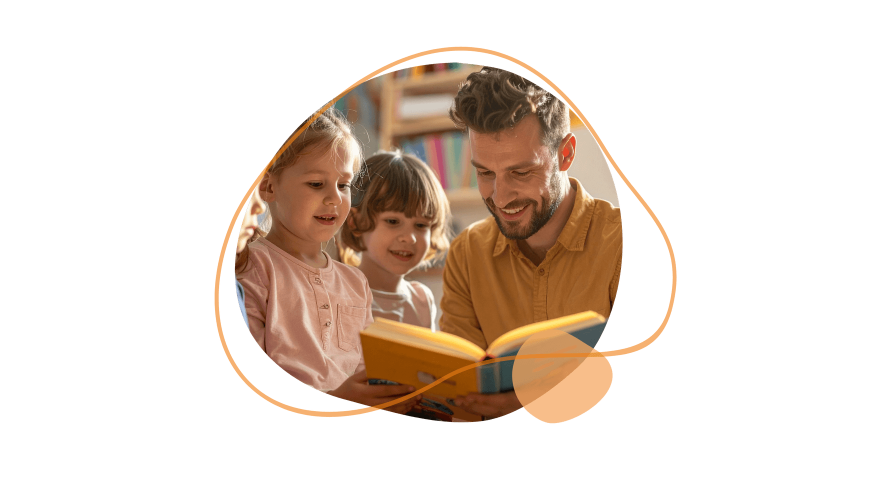 Ein Mann liest zwei kleinen Kindern ein Buch vor – lächelnd und ganz bei der Sache – in einem gemütlichen Zimmer mit einem Bücherregal im Hintergrund.