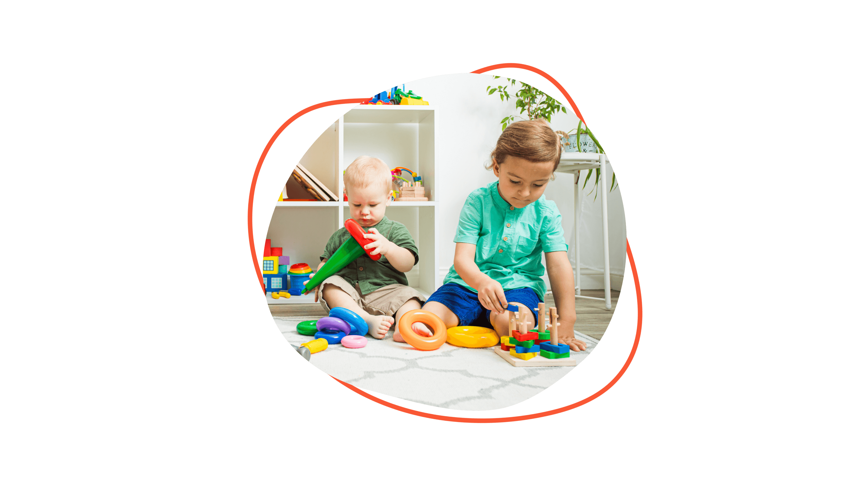 Zwei Kinder sitzen auf einem Teppich und spielen mit buntem Spielzeug. Im Hintergrund ist ein Regal mit weiterem Spielzeug und eine Pflanze zu sehen.