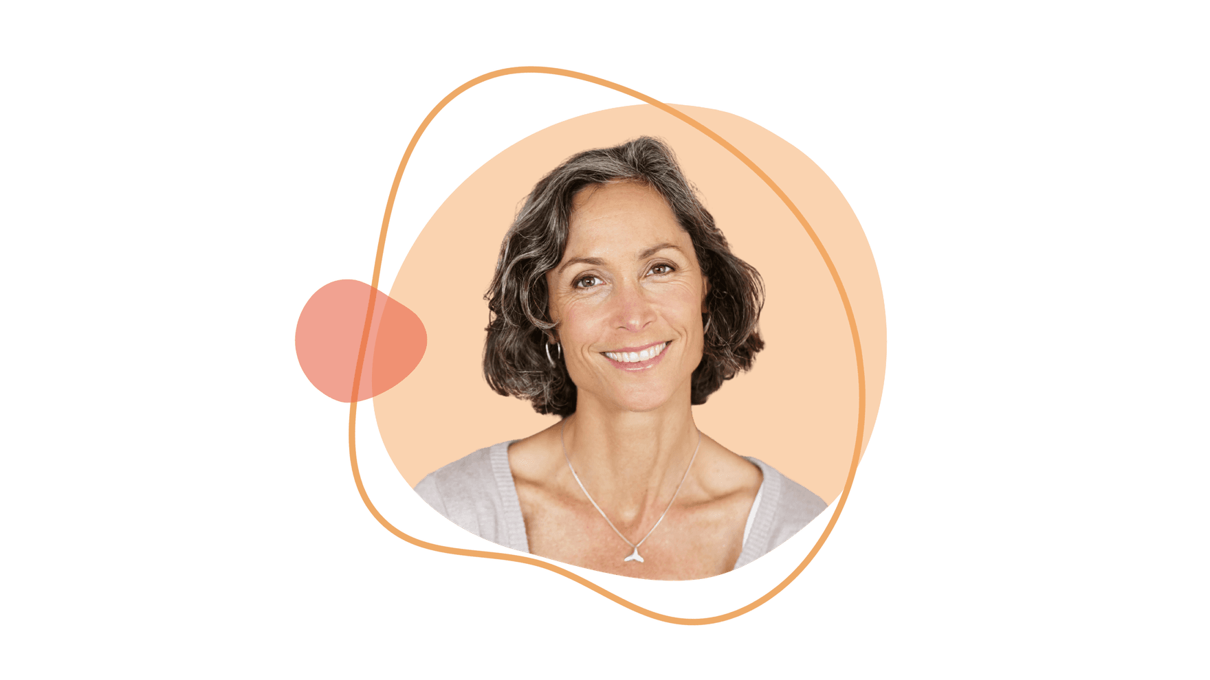 Porträt einer lächelnden Erzieherin mit kurzen dunklen Haaren und grauer Strähne vor transparentem Hintergrund.