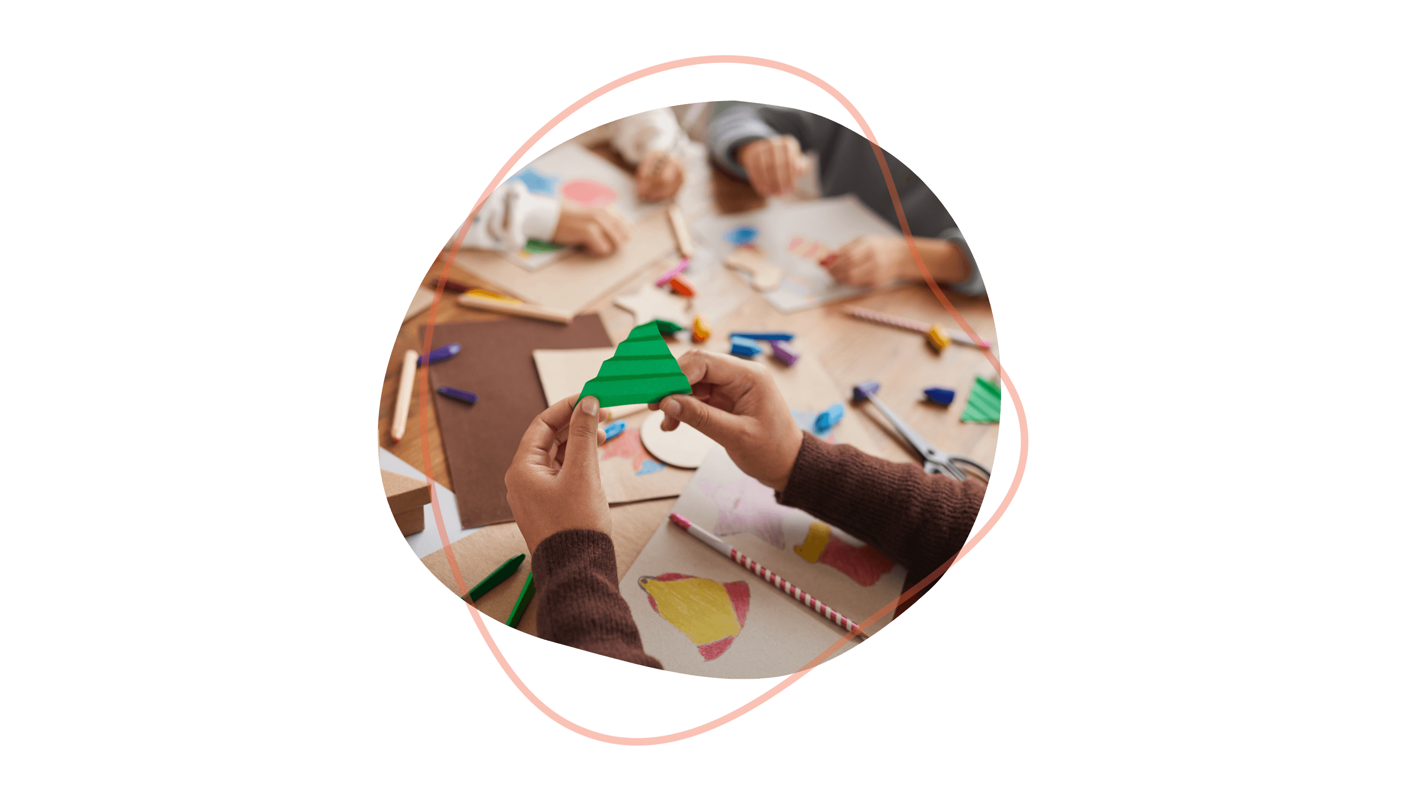 Kinder basteln bunte Weihnachtsdekorationen mit Papier und Bastelmaterialien.