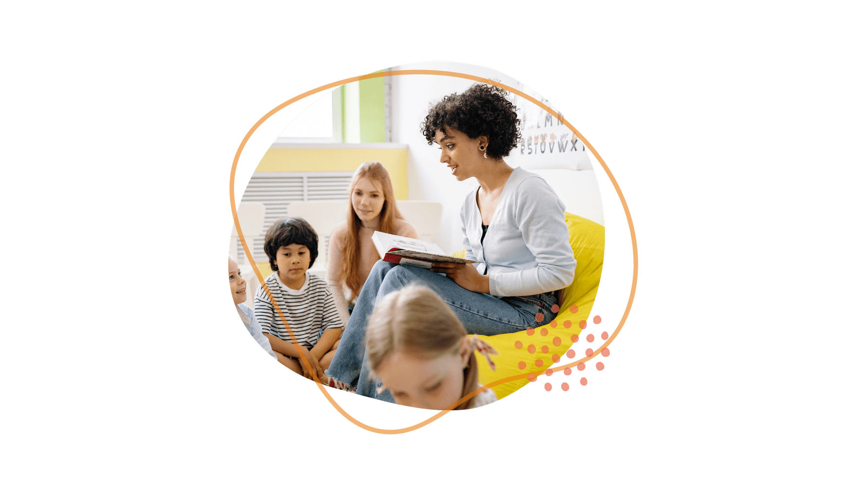 Eine Person liest einer Gruppe aufmerksamer Kinder in einer gemütlichen Klassenzimmer-Atmosphäre aus einem Buch vor.