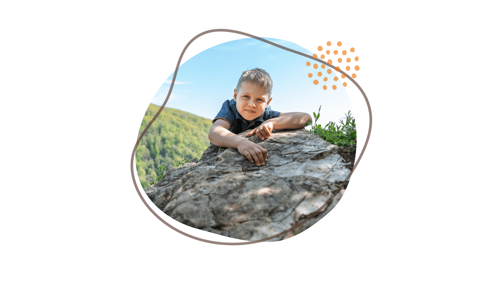 Ein lächelndes Kind, das auf einem felsigen Untergrund liegt – im Hintergrund eine malerische grüne Landschaft –, künstlerisch eingerahmt von abstrakten Formen.