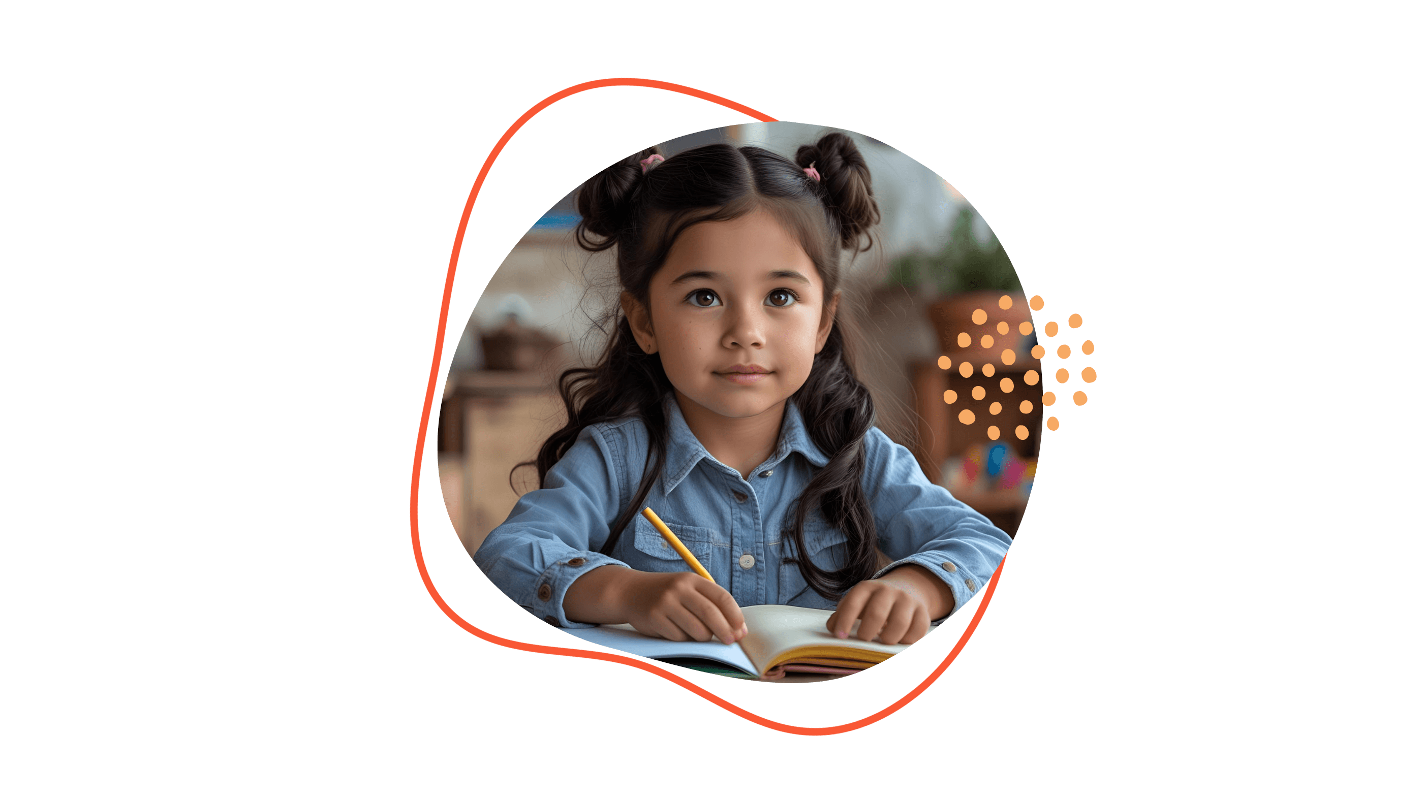 Junges Mädchen mit dunklen Haaren, blauem Hemd und Schreibheft sitzt an einem Tisch.