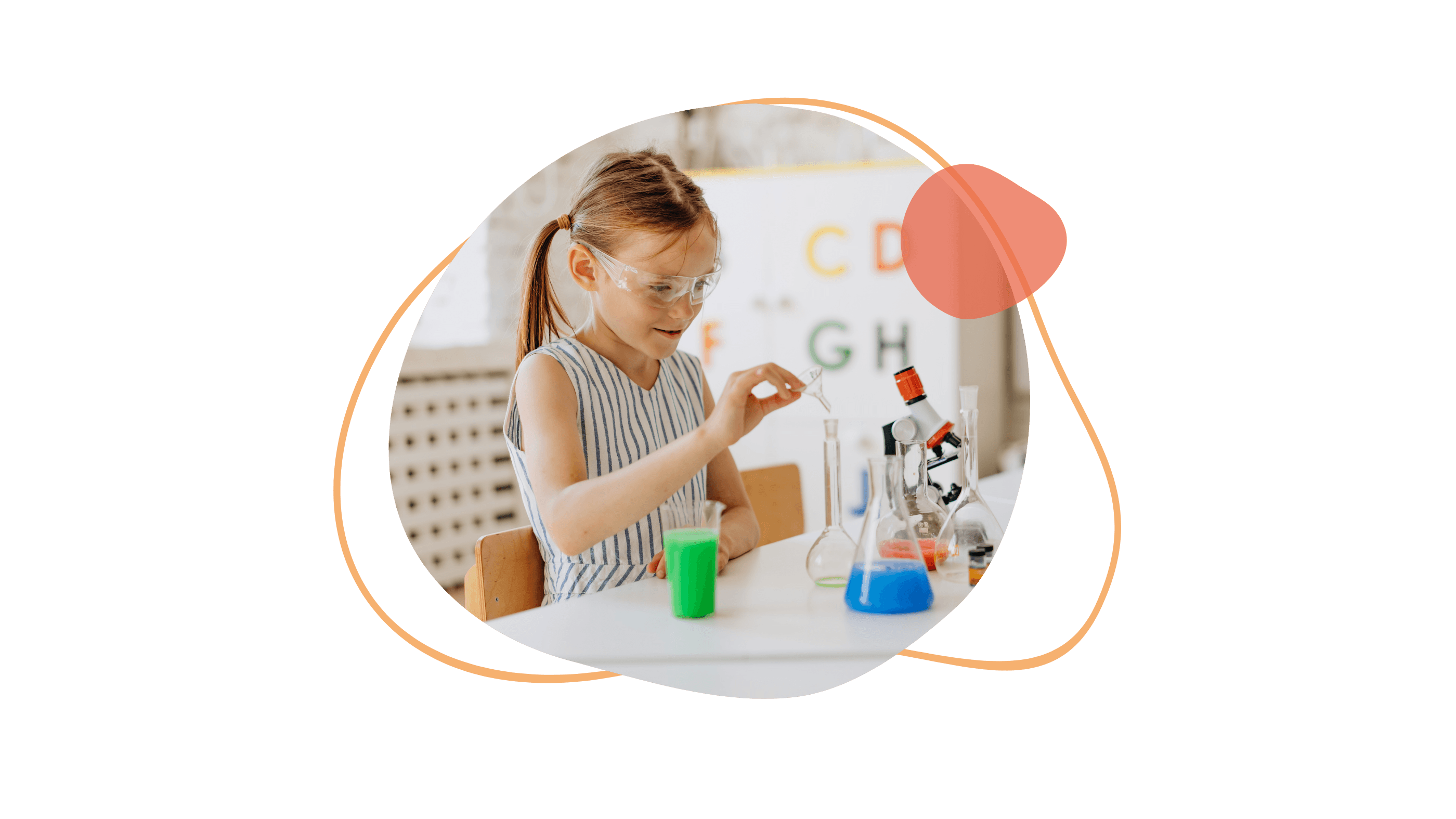 Mädchen experimentiert mit Flüssigkeiten und Mikroskop.