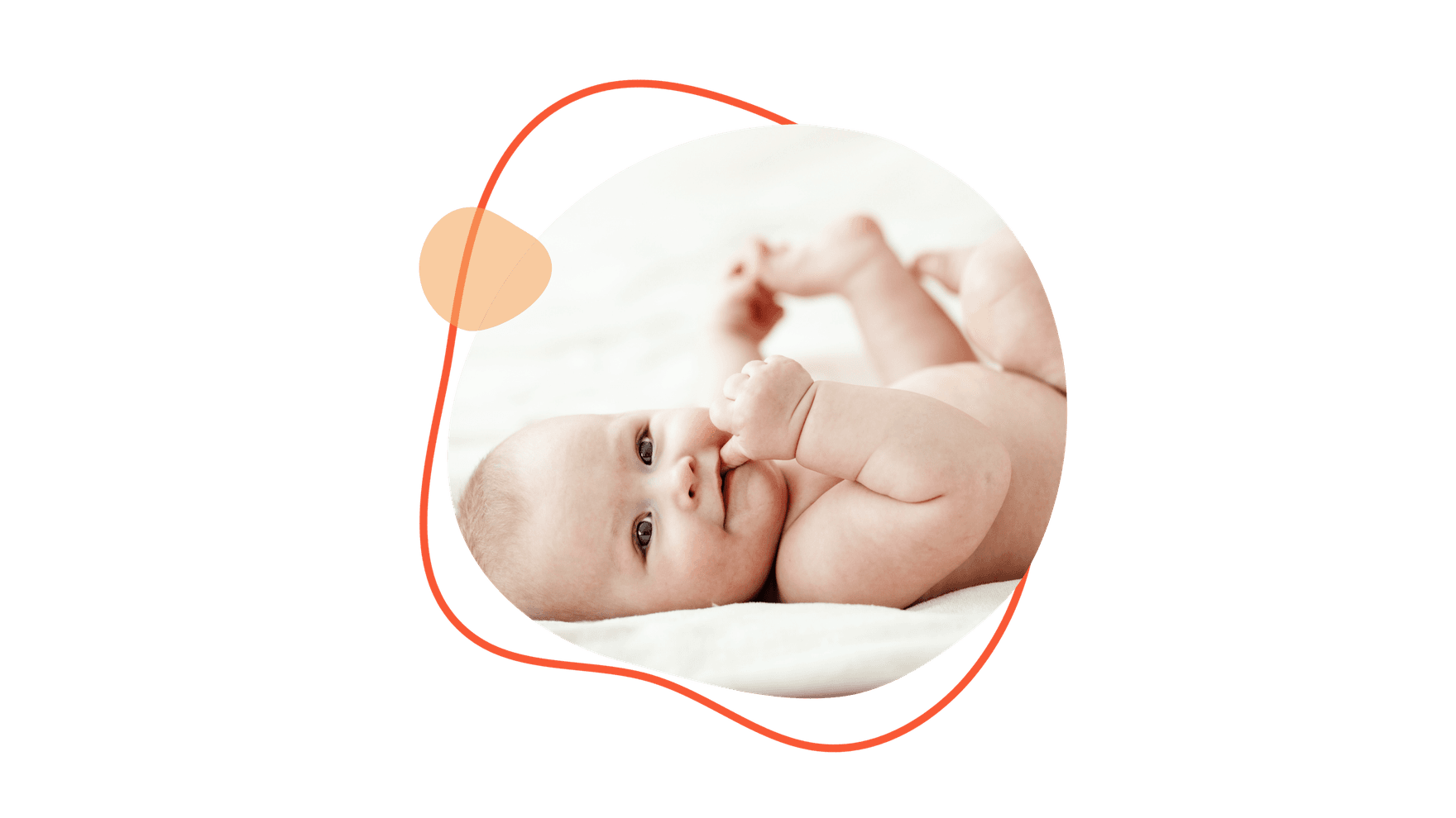 Ein lächelndes Baby liegt auf einer weichen, weißen Unterlage und nuckelt spielerisch an Fingern, umrahmt von einer abstrakten, rot-orangenen Form.