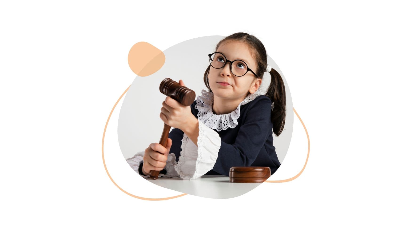 Kleines Mädchen mit Brille und braunen Haaren sitzt an einem Tisch mit einem Richterhammer.