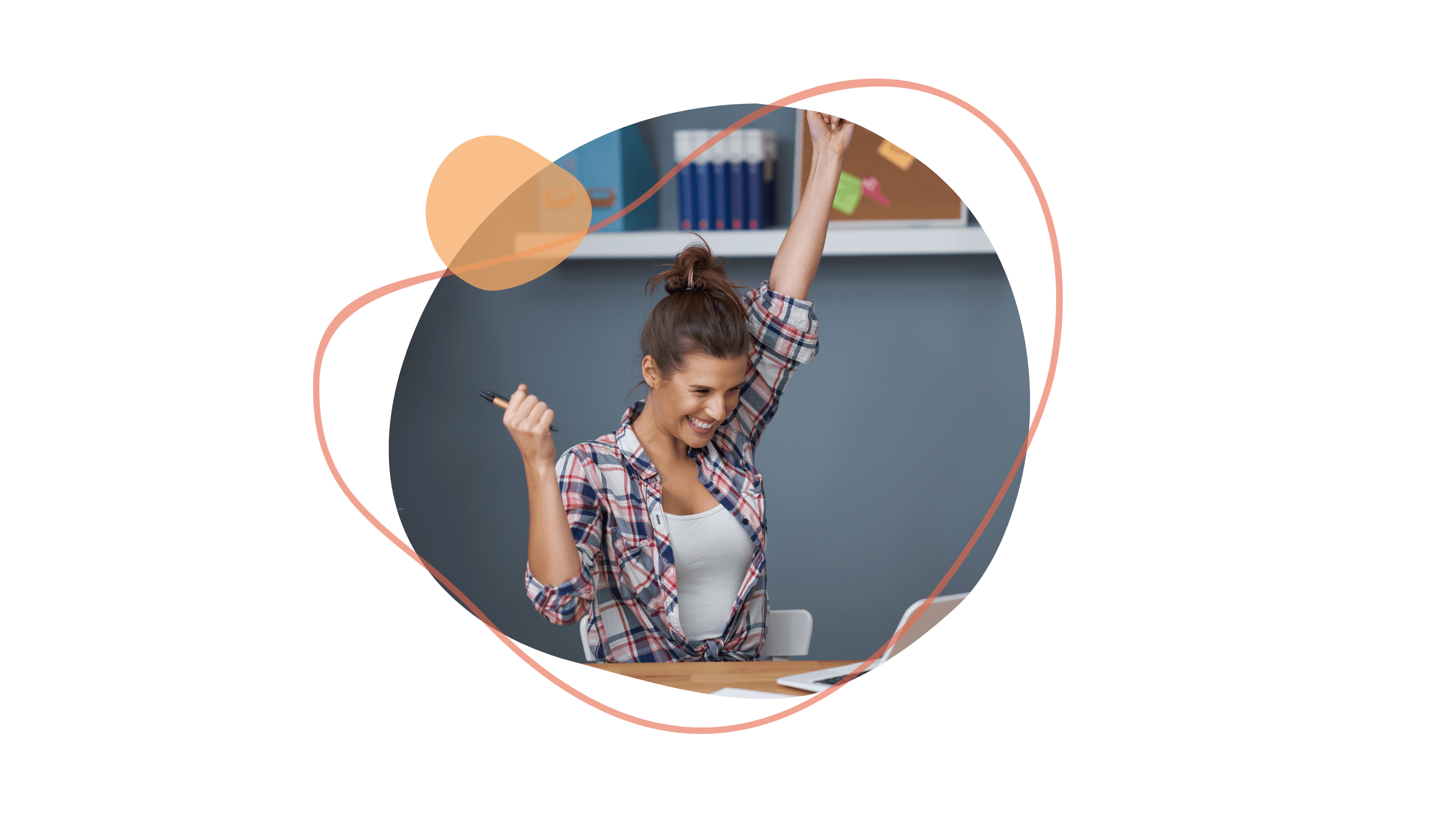 Eine Frau in einem karierten Hemd jubelt mit erhobenen Armen an einem Schreibtisch. Im Hintergrund sind Regale und eine Pinnwand zu sehen.