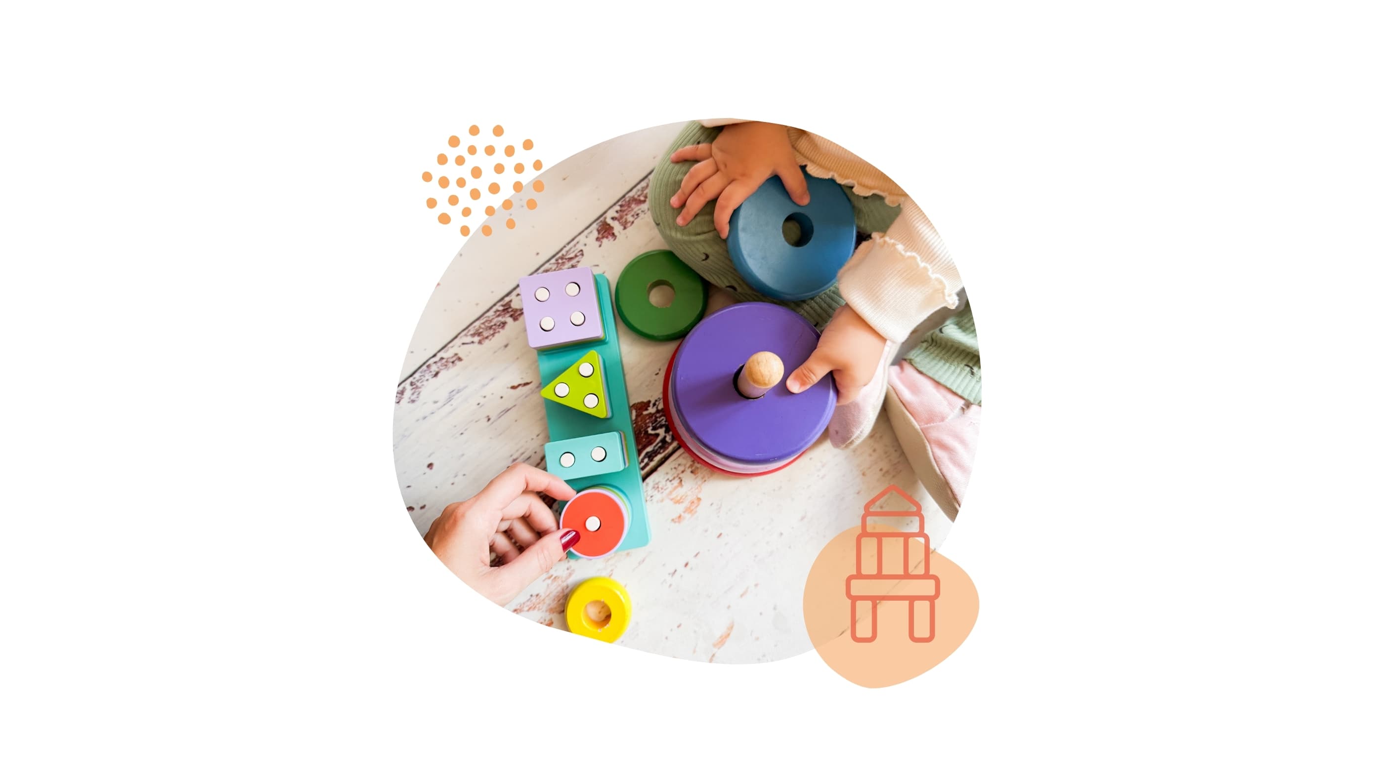 Kinderhände spielen mit buntem Holzspielzeug zum Formen- und Farbenlernen auf einem Holztisch.