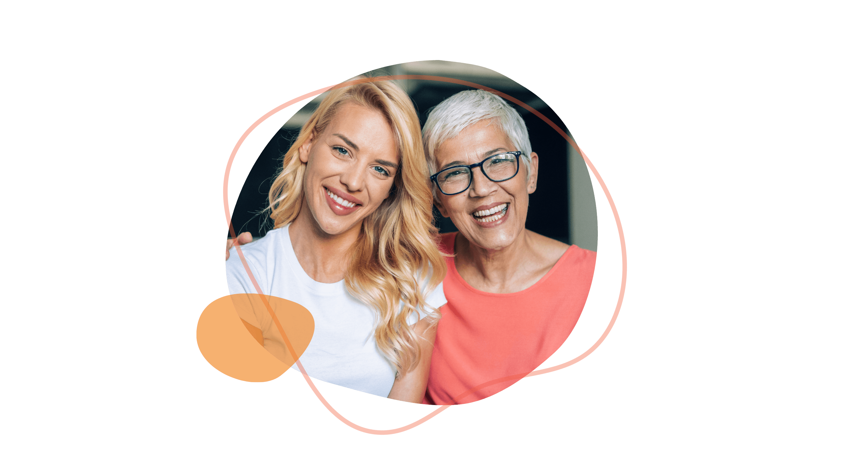 Zwei lächelnde Frauen, eine jüngere mit langen blonden Haaren in einem weißen Hemd und eine ältere Frau mit kurzen weißen Haaren in einem pfirsichfarbenen Oberteil, sitzen Schulter an Schulter.