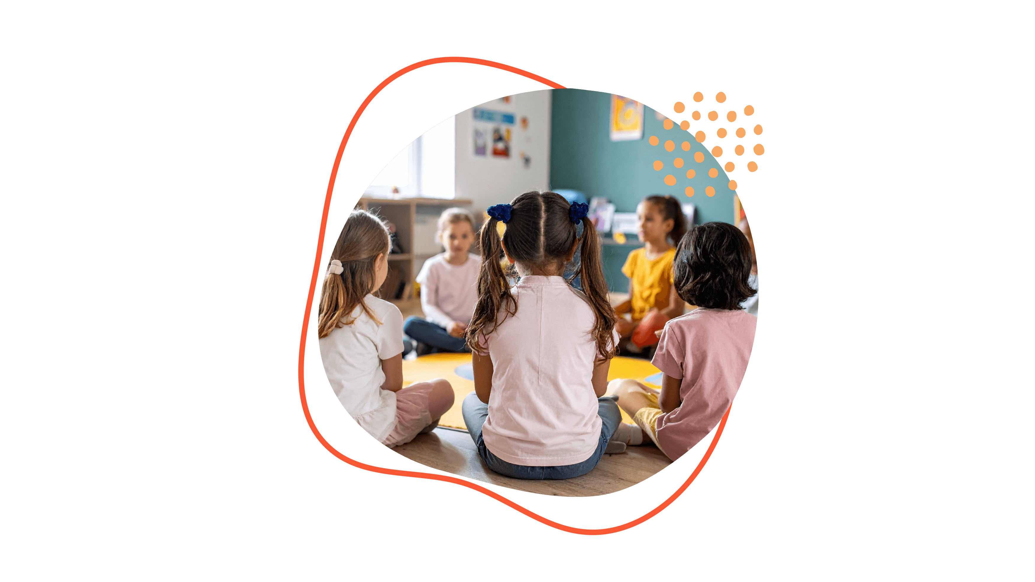 Kinder sitzen im Morgenkreis auf dem Boden in einem Gruppenraum im Kindergarten.