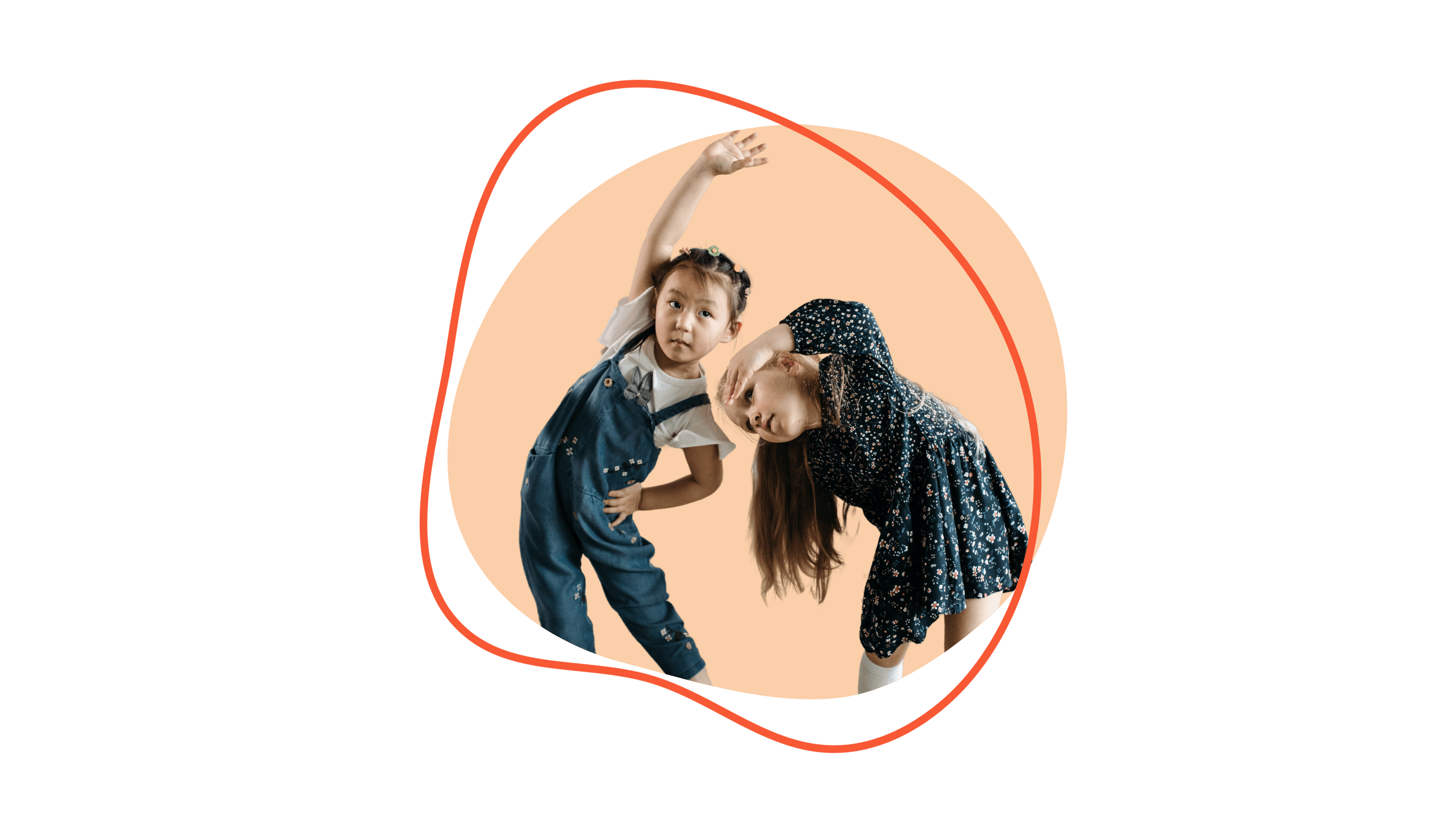 Zwei Kinder beugen sich zur Seite und machen gemeinsam Bewegungsübungen.